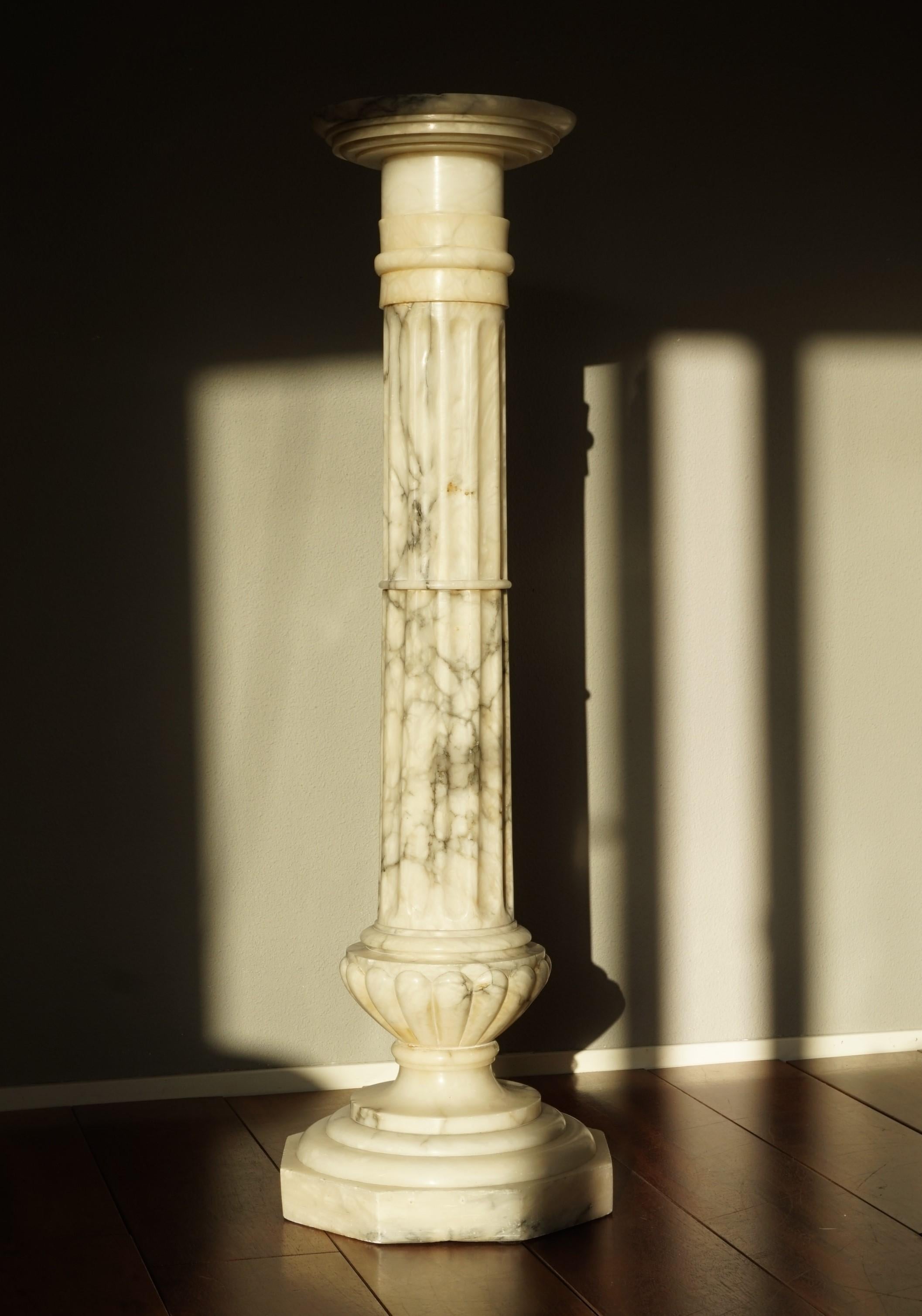 Grand et étonnant piédestal à colonne classique romain en albâtre du début des années 1900 10
