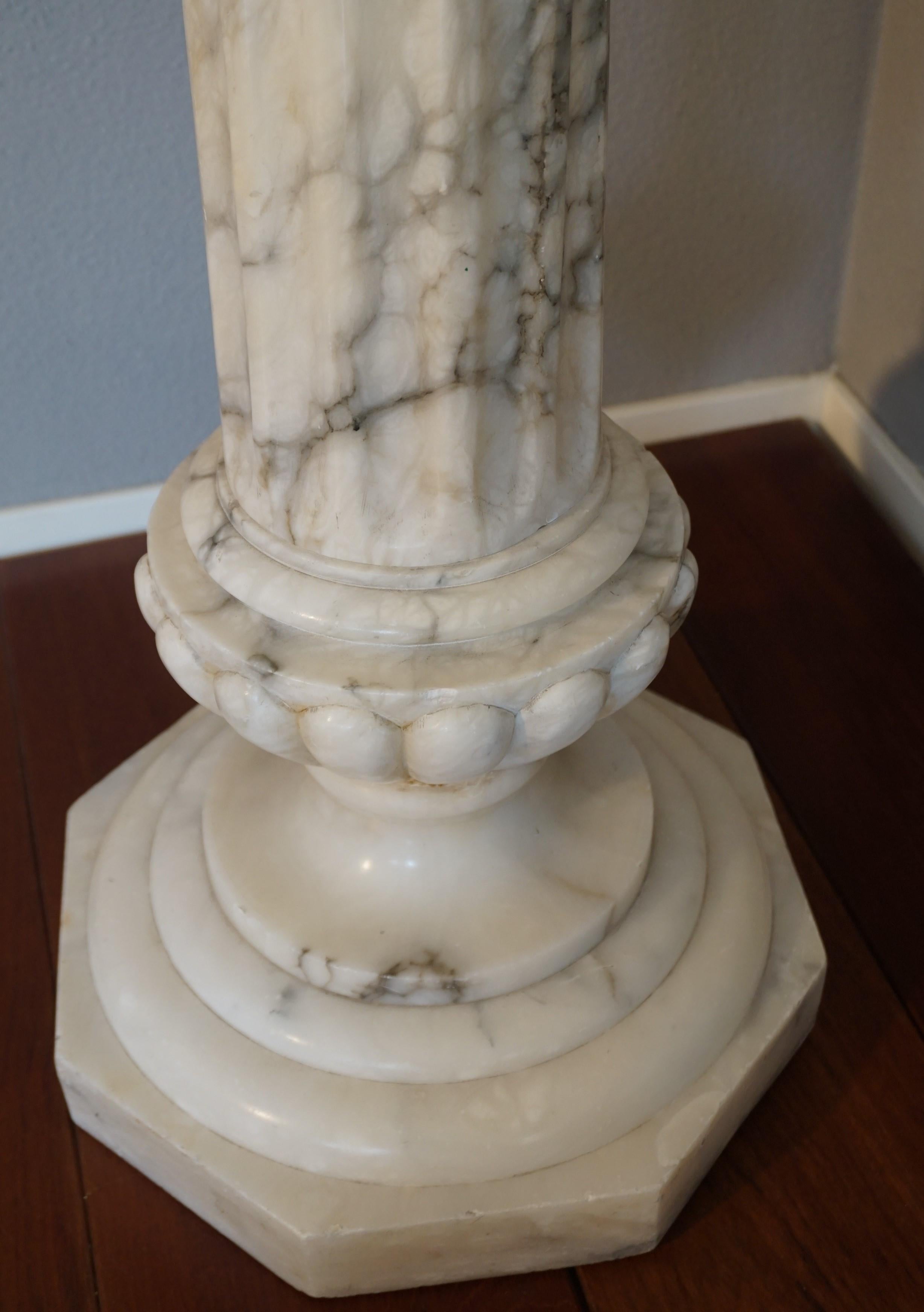 italien Grand et étonnant piédestal à colonne classique romain en albâtre du début des années 1900 en vente