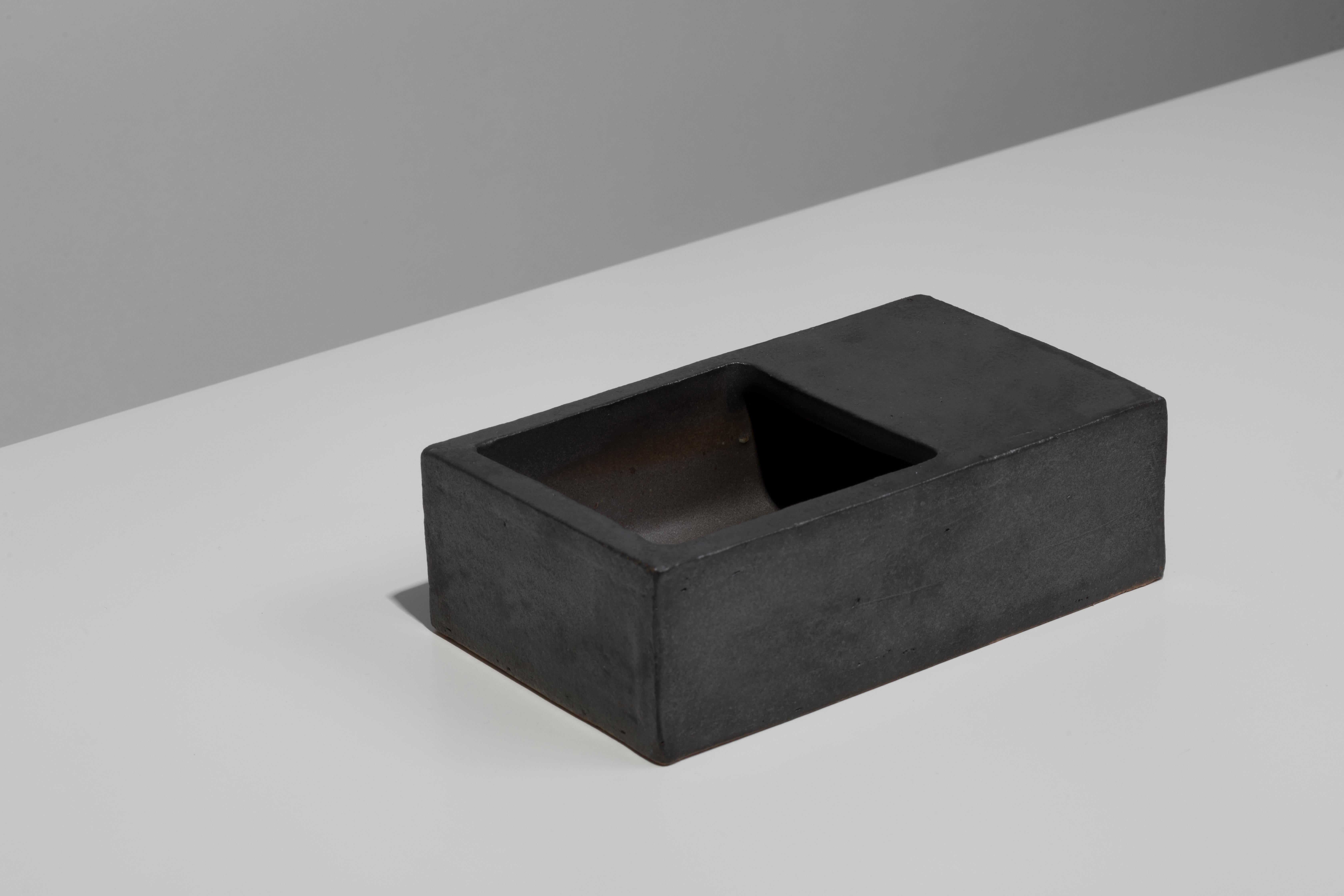 American Jonathan Nesci w/ Robert Pulley Ceramic Vessel with Black Coppered Glaze 18/01