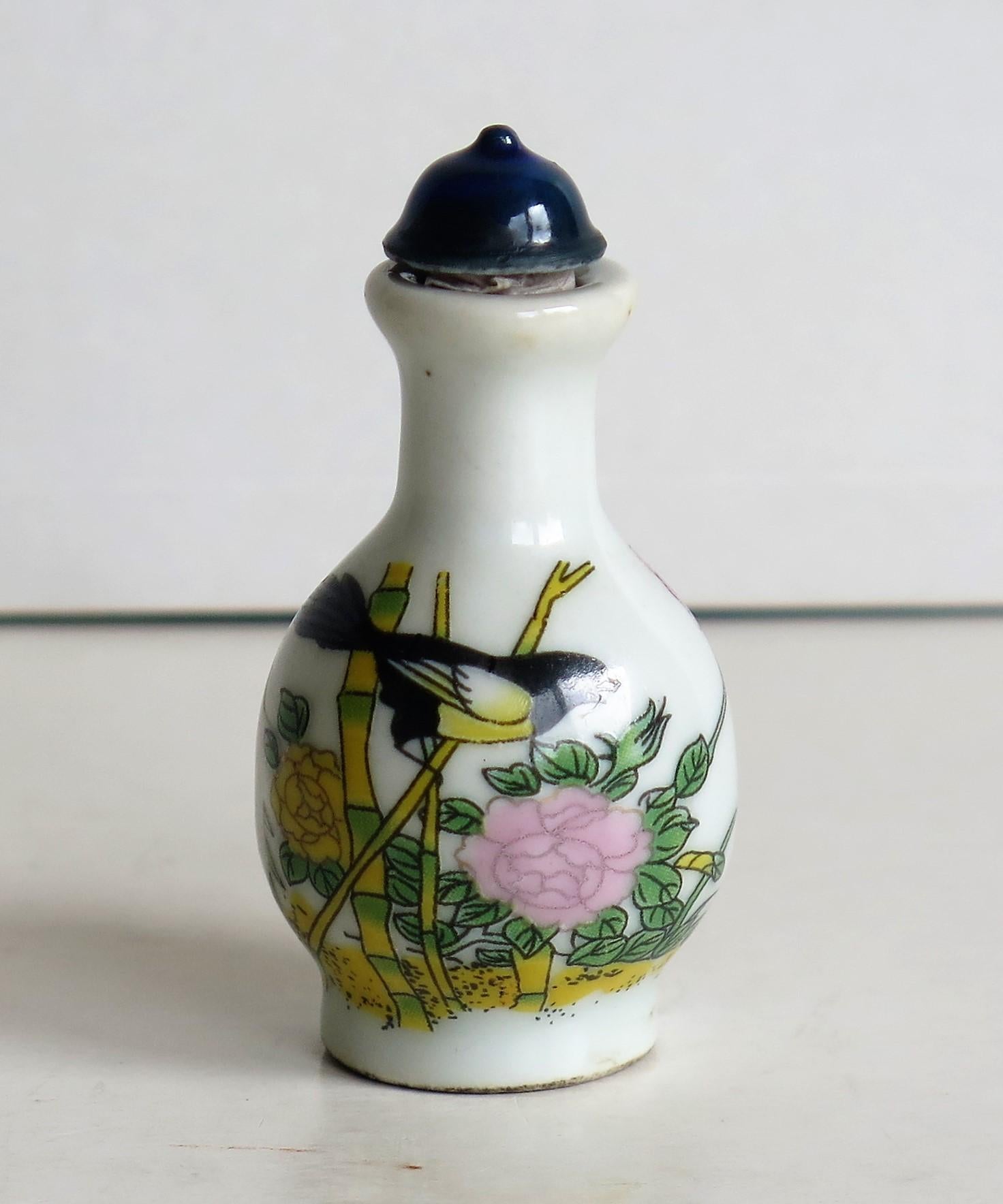 Chinese Porcelain Snuff Bottle, Hand-Painted Birds and Flowers, circa 1930 In Good Condition In Lincoln, Lincolnshire