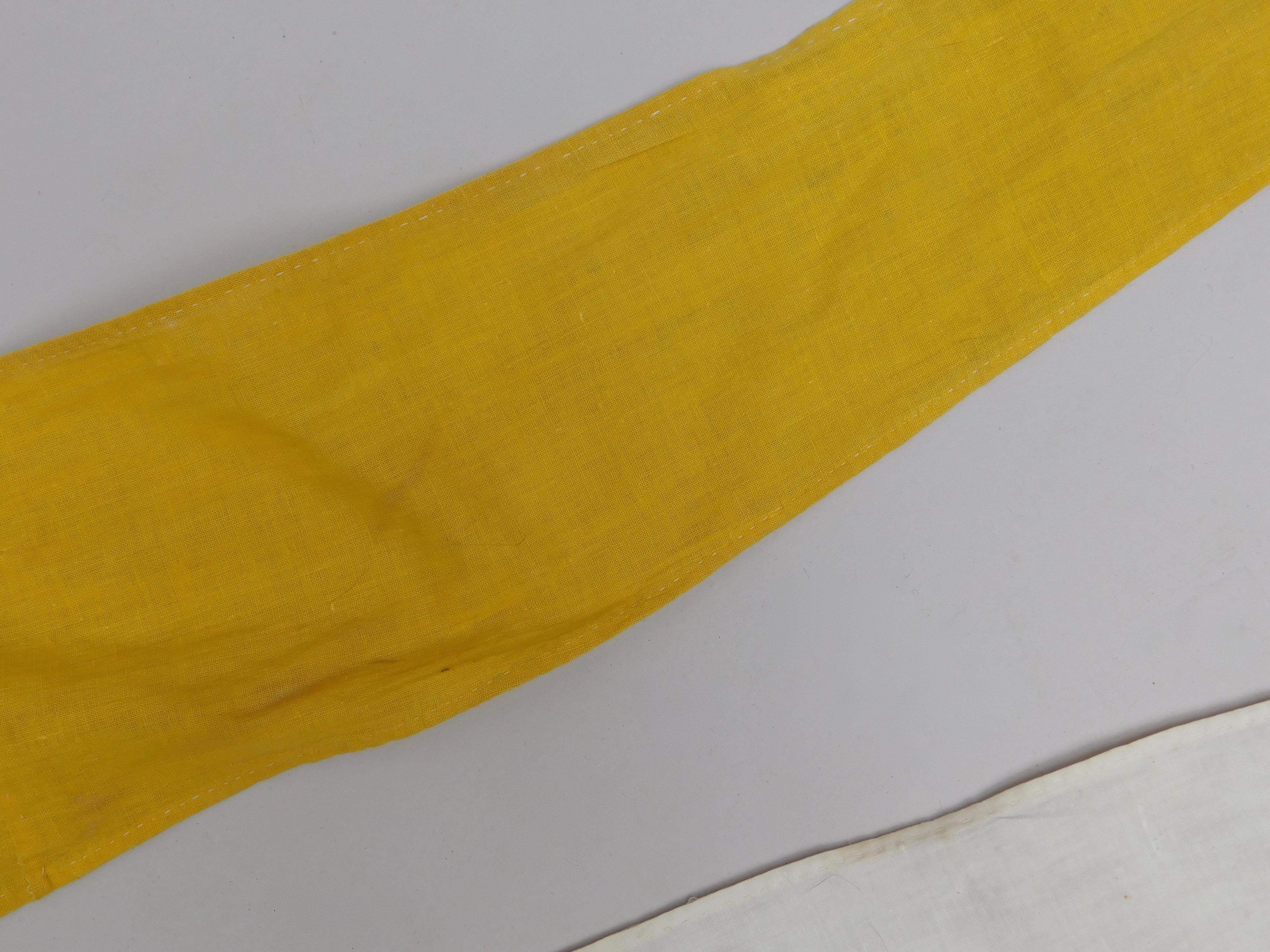 Very Long Vintage Belgian Processional Flag in Yellow and White Cotton In Fair Condition In Antwerp, BE