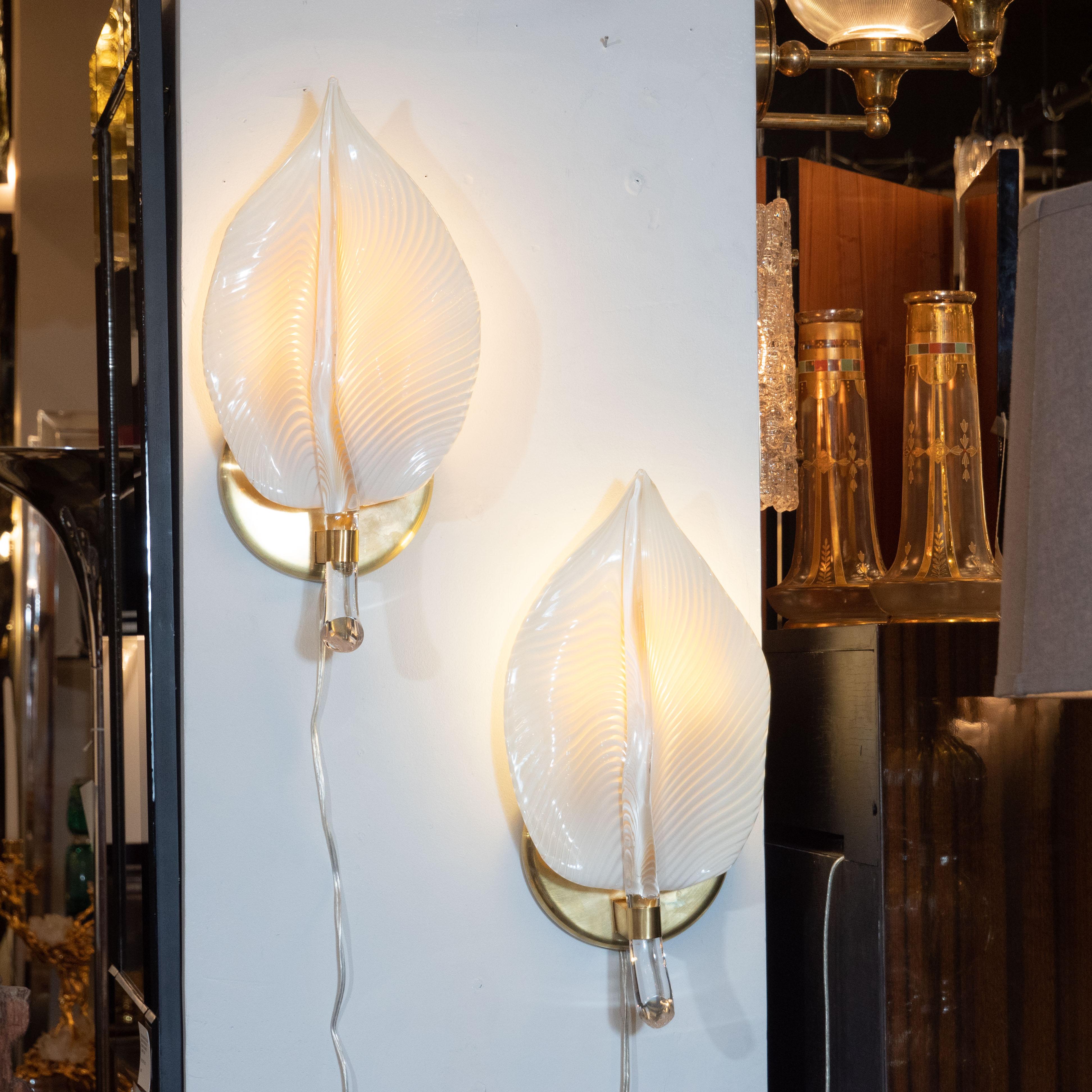 Pair of Handblown Murano Honeycomb Leaf Sconces with Brass Detailing In Excellent Condition In New York, NY