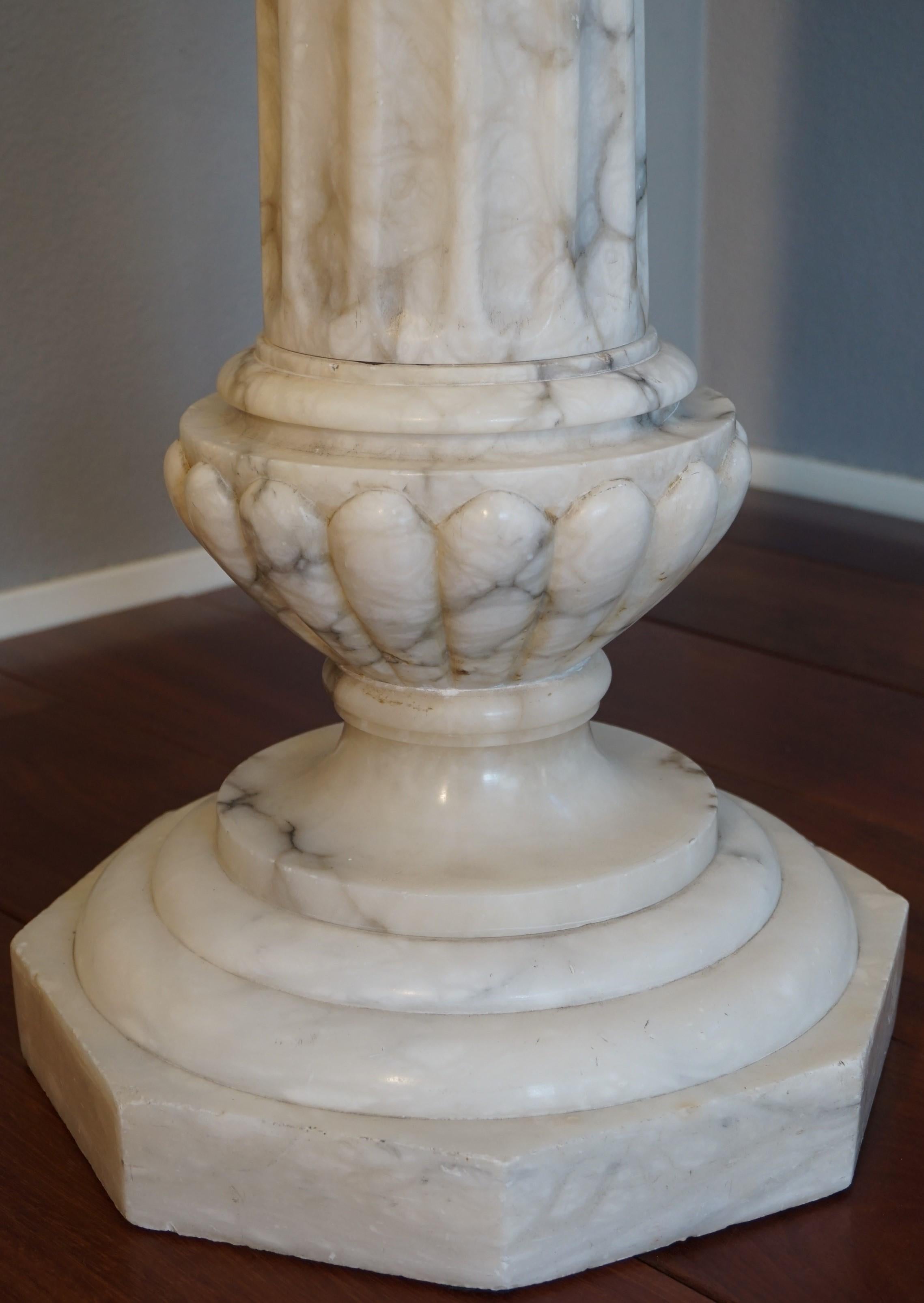 Classical Roman Large & Stunning Early 1900s Roman Classical Alabaster Column Pedestal Stand For Sale