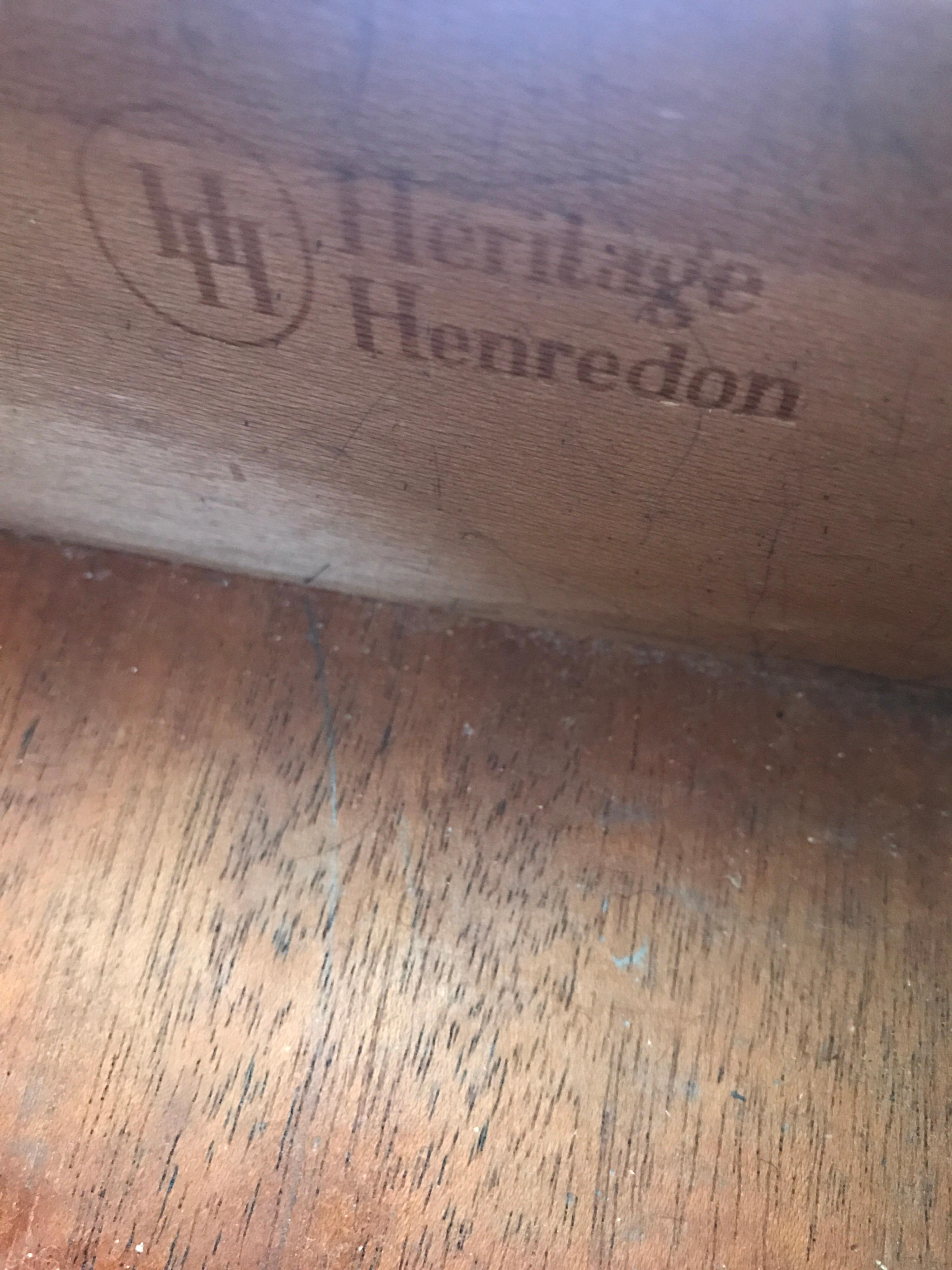 Pair of Henredon Nightstands with Sliding Shelf In Good Condition In West Hartford, CT
