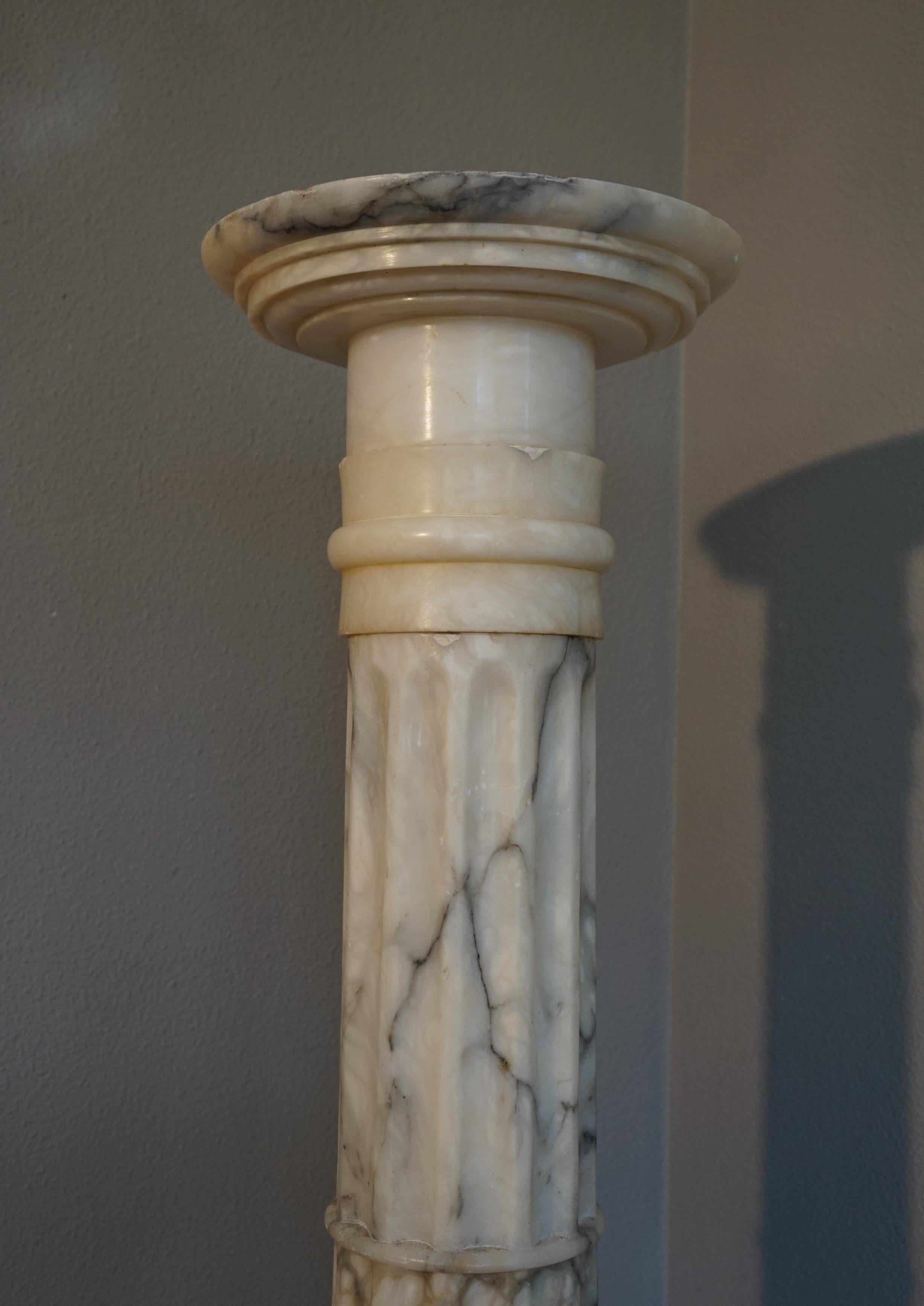 Italian Large & Stunning Early 1900s Roman Classical Alabaster Column Pedestal Stand For Sale