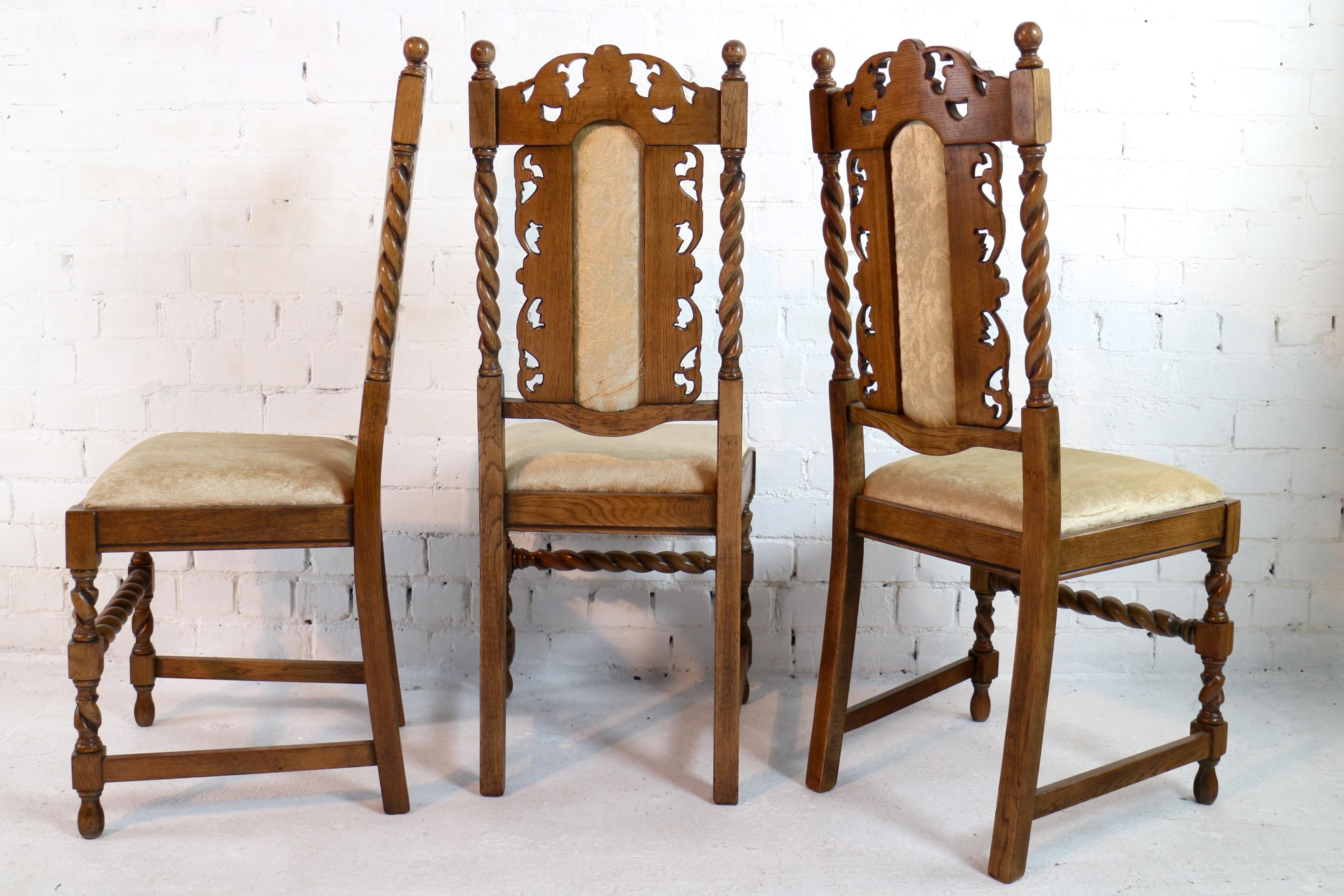 Set of 12 Antique Jacobean Revival Carved Oak Barley-Twist Dining Chairs In Good Condition In Glasgow, GB