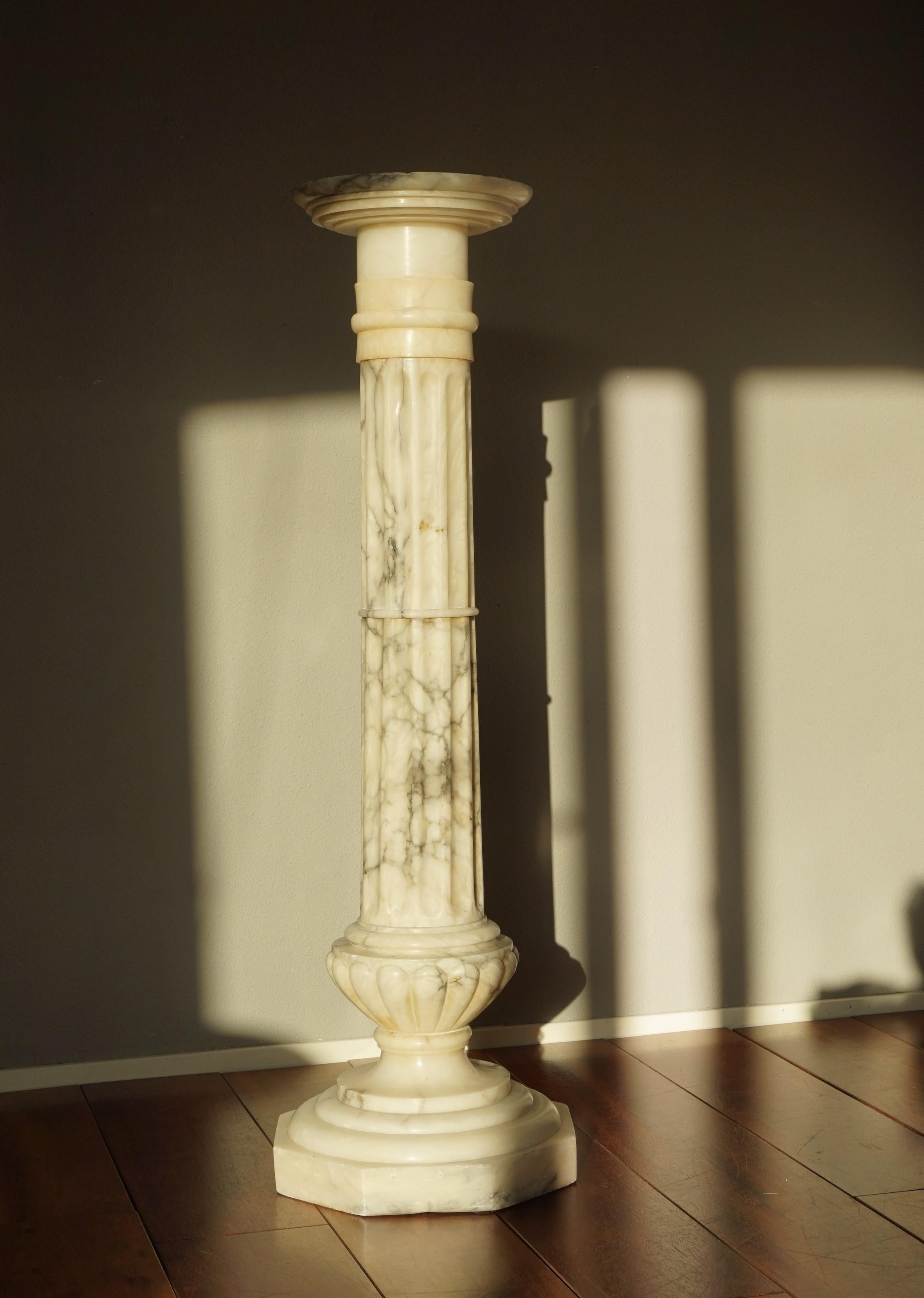 Large & Stunning Early 1900s Roman Classical Alabaster Column Pedestal Stand In Good Condition For Sale In Lisse, NL