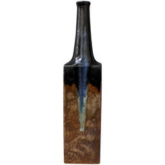 Vase en forme de bouteille en céramique noire et brun chocolat par Bruno Gambone, vers 1980
