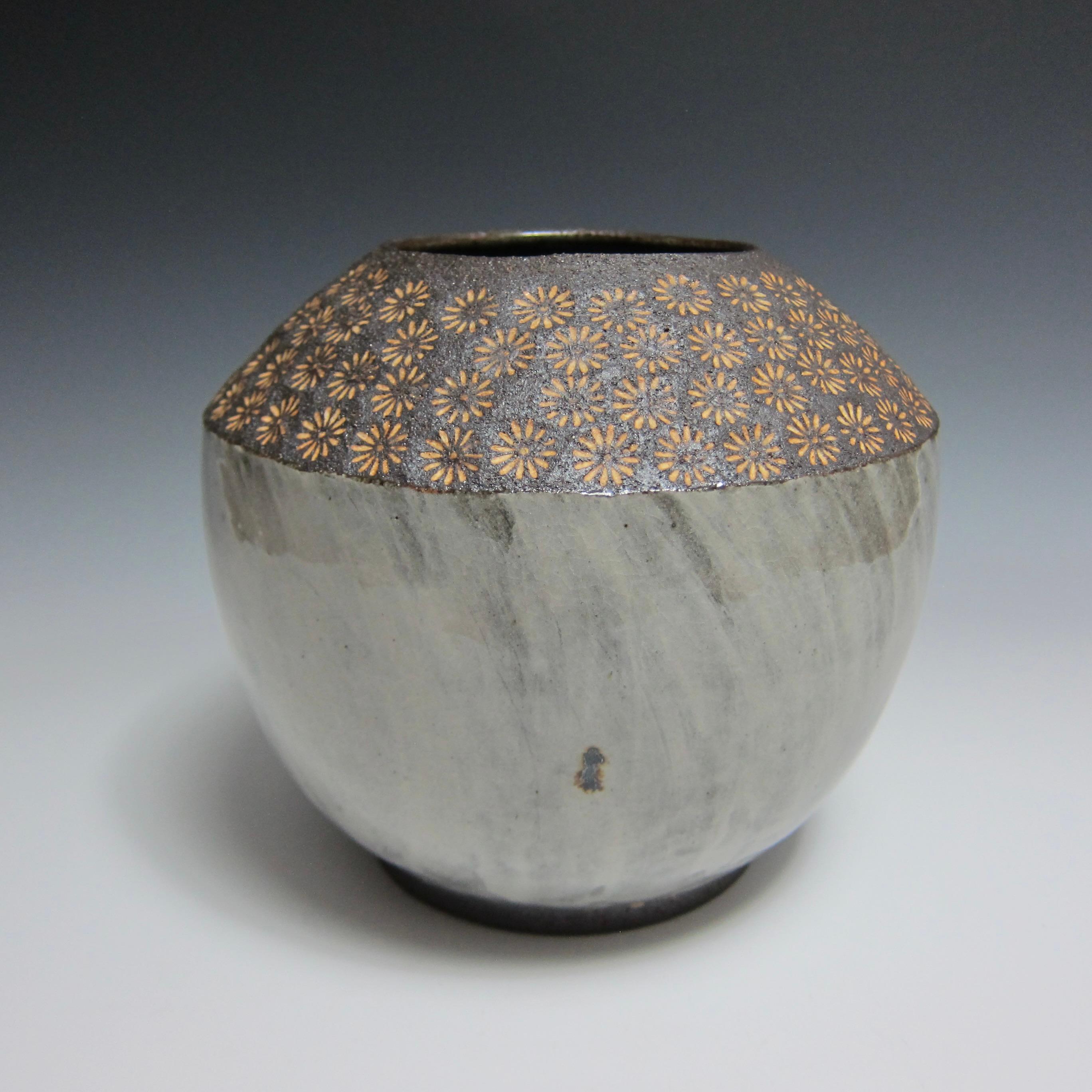 Buncheong-Vase mit Blumenstempel von Jason Fox, radgetrieben

Der amerikanische zeitgenössische Keramikkünstler Jason Fox zeigt mit dieser Vase mit Blumenprägung seine Liebe zur koreanischen Keramik und zur Buncheong-Ware.

Diese dekorative Vase