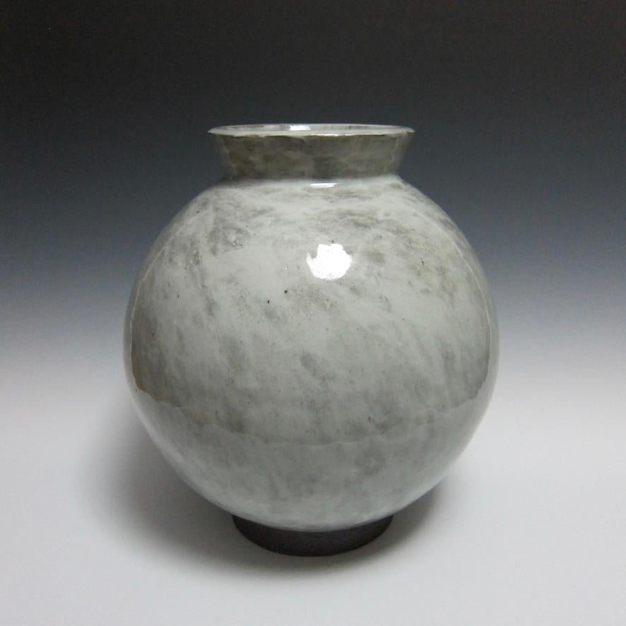 Jarre en forme de lune tournée par Jason Fox.

Largement influencé par la poterie coréenne, Jason rend hommage à la riche histoire des pots de lune avec cette pièce.

