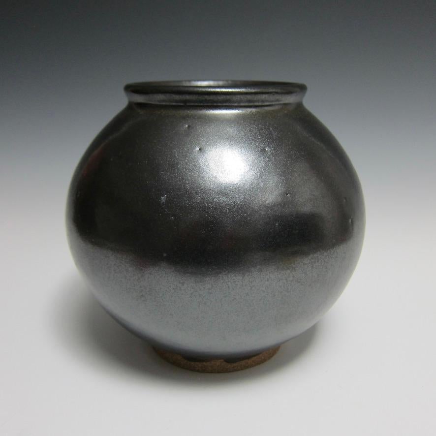 Wheel Thrown Moon Jar by Jason Fox.

Largely influenced by Korean Pottery, American contemporary ceramic artist Jason Fox pays respect to the rich history of Moon Jars with this piece.

