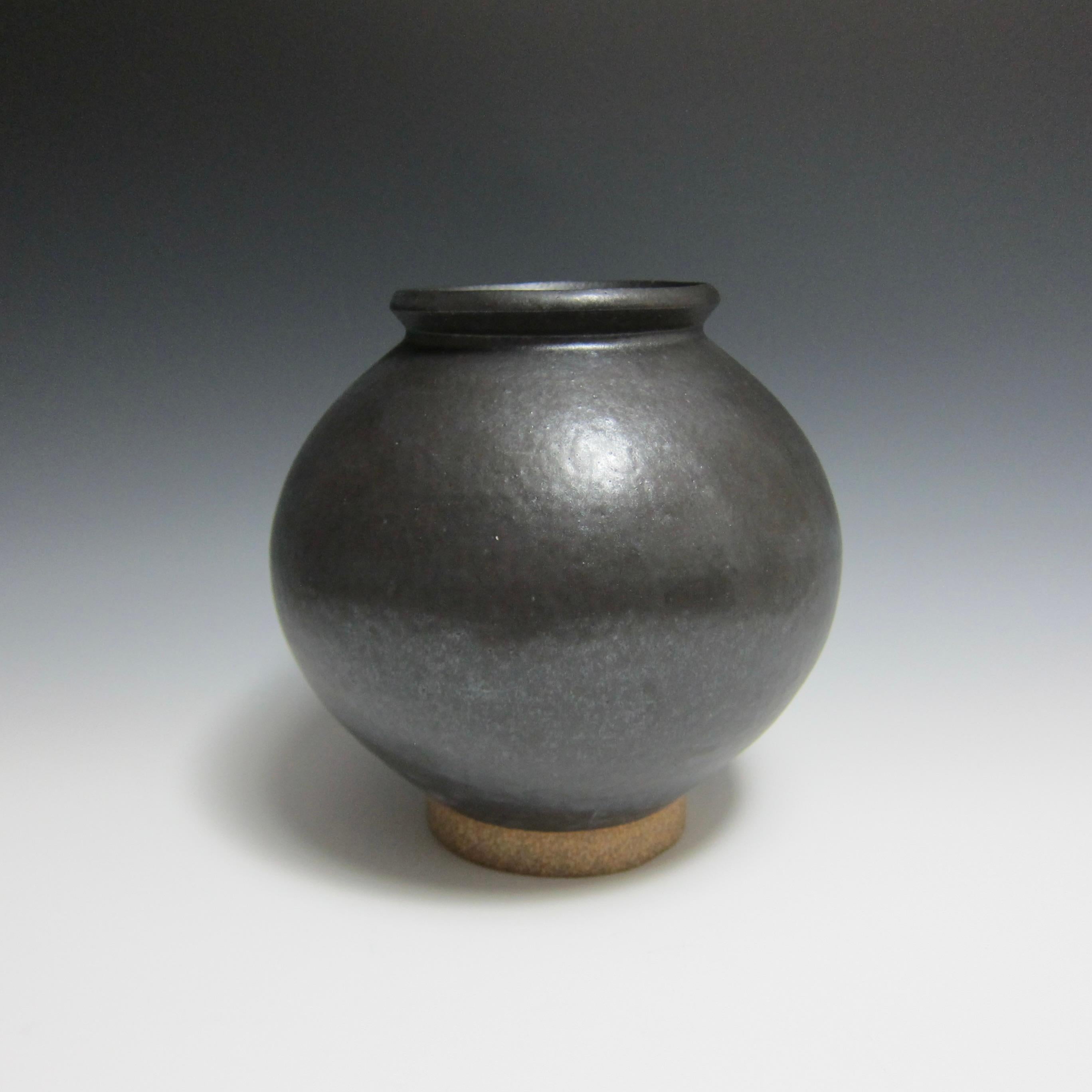 Wheel thrown moon jar by Jason Fox.

Largely influenced by Korean Pottery, American contemporary ceramic artist Jason Fox shows his love for the rich history of Moon Jars with this piece.

