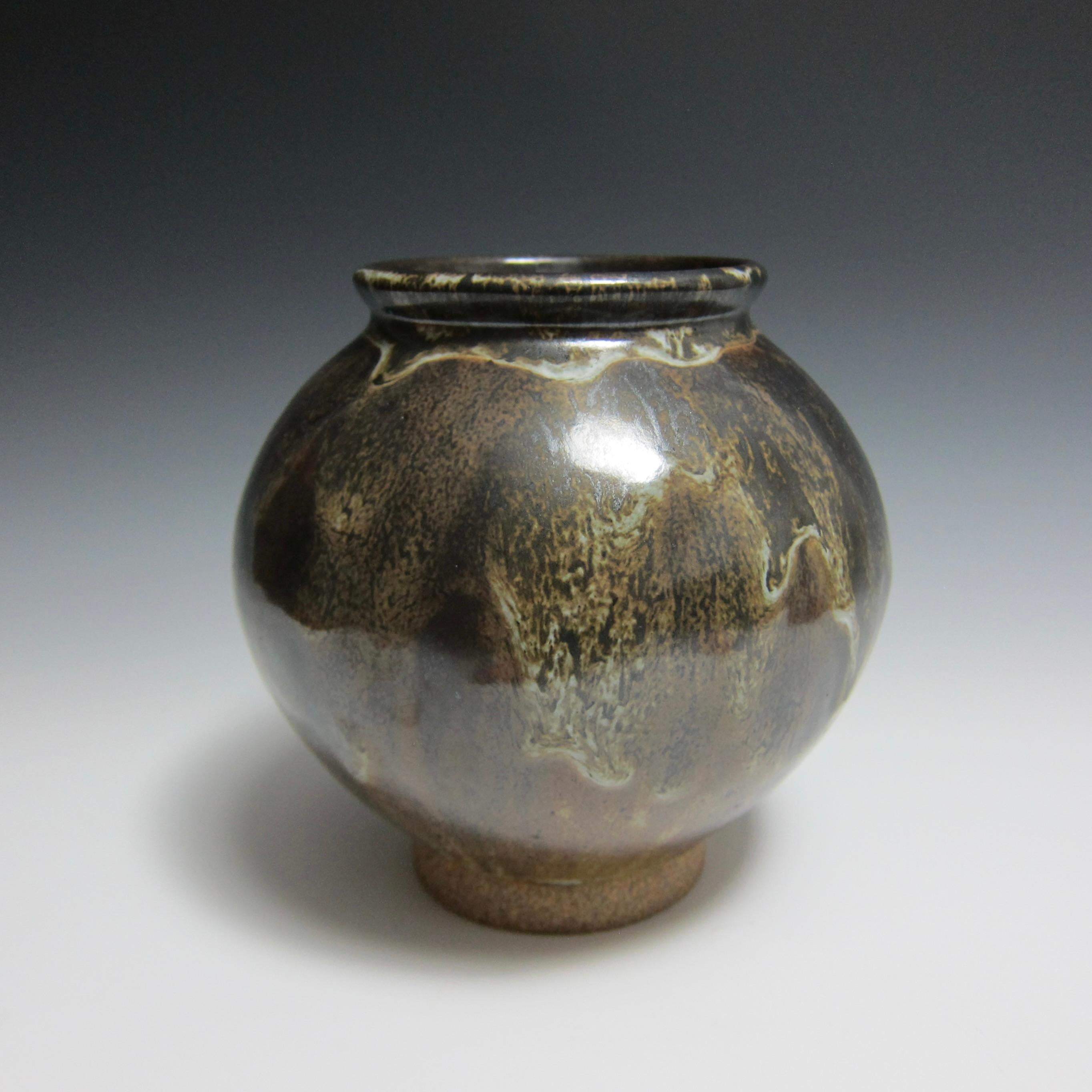 Wheel Thrown Moon Jar by Jason Fox.

Largely influenced by Korean Pottery, American contemporary ceramic artist Jason Fox pays respect to the rich history of Moon Jars with this piece.

