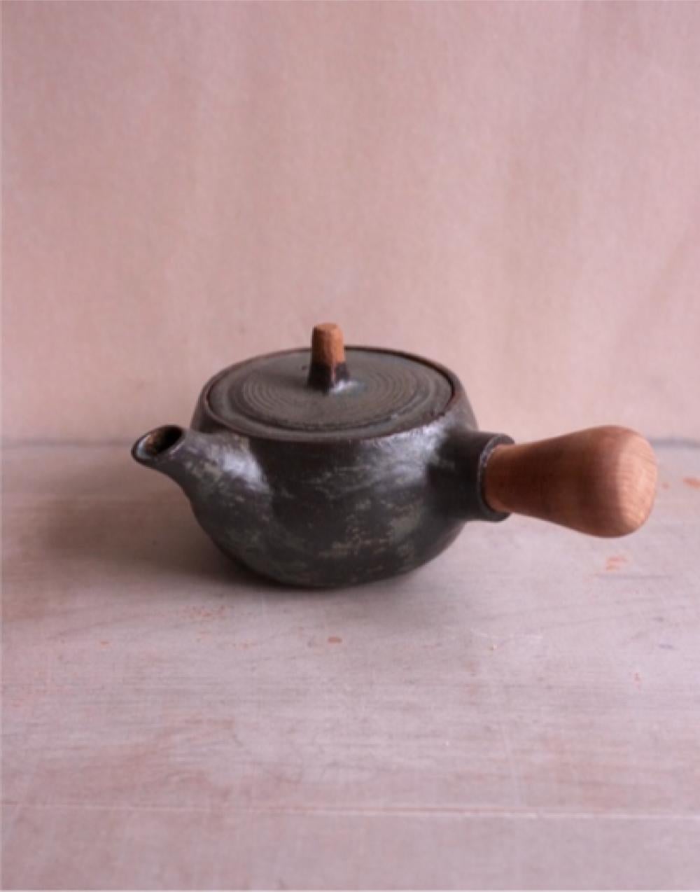 ?Title : Wheel thrown tea pot with wooden handle in ochre clay and
Matte midnight blue/black + sheer glaze
2021s / Belgium
Size : W 150 x D 190 x H 75 mm
Artist : Sigrid Volders


[Sigrid Volders]
Based in Antwerp, Belgium, she works