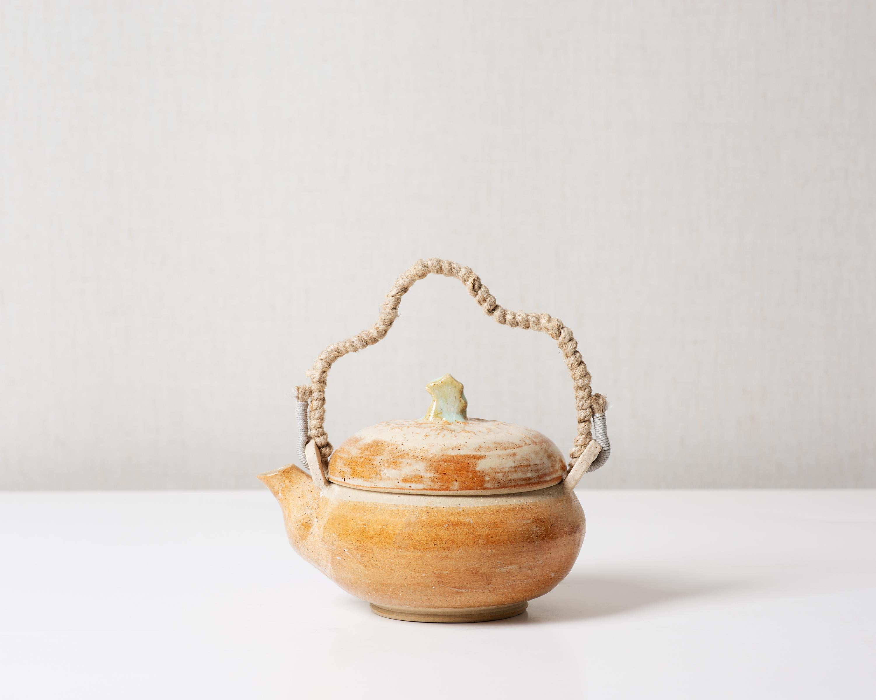 Wheel thrown Teapot
Curvy Rope handle «acorn»

Beige Clay with Creamy-Tan and Pastel Green + Sheer Glaze
Ø 13 cm H: 17,5 cm

Unique piece made in Belgium - 2021