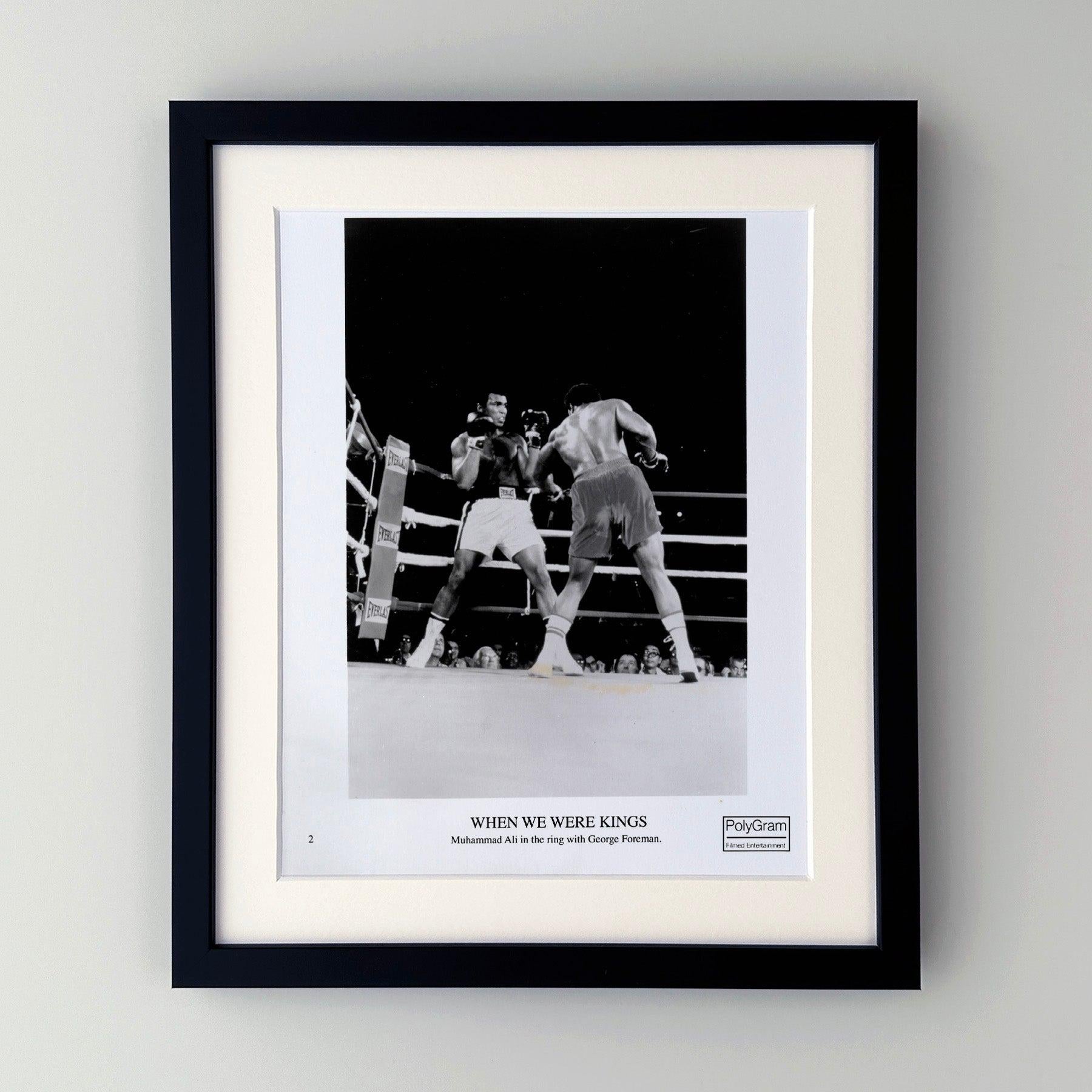 Original 8x10 inches Publicity Film Still for When We Were Kings (1996) starring Muhammad Ali and George Foreman.

Les photos de publicité (film/production) ont été créées pour aider les studios à promouvoir leurs nouveaux films. Les photos ont été