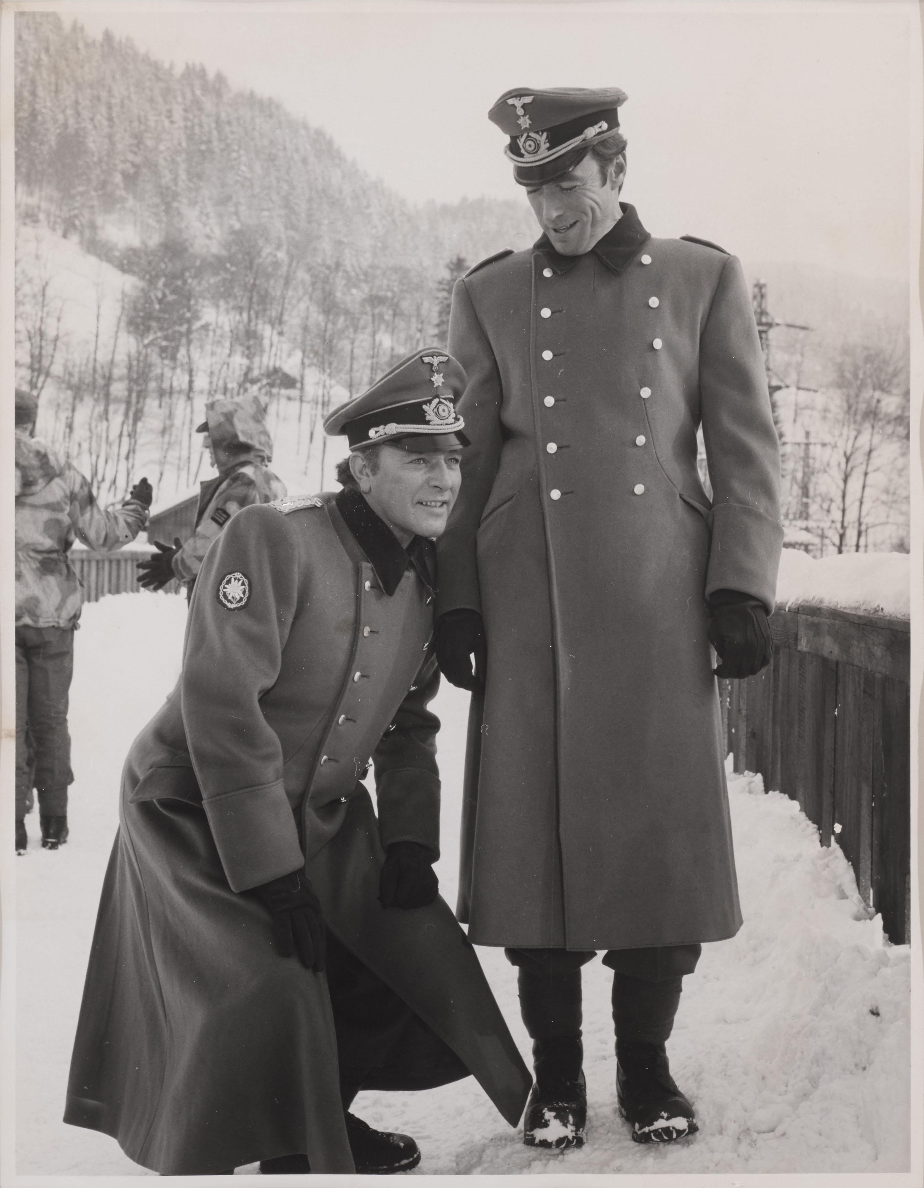 Fotografia candidata originale in studio con finitura lucida per il film di guerra del 1969 Where Eagles Dare. Questo film è interpretato da Richard Burton e Clint Eastwood ed è stato diretto da Brian G. Hutton.

La foto è incorniciata in modo