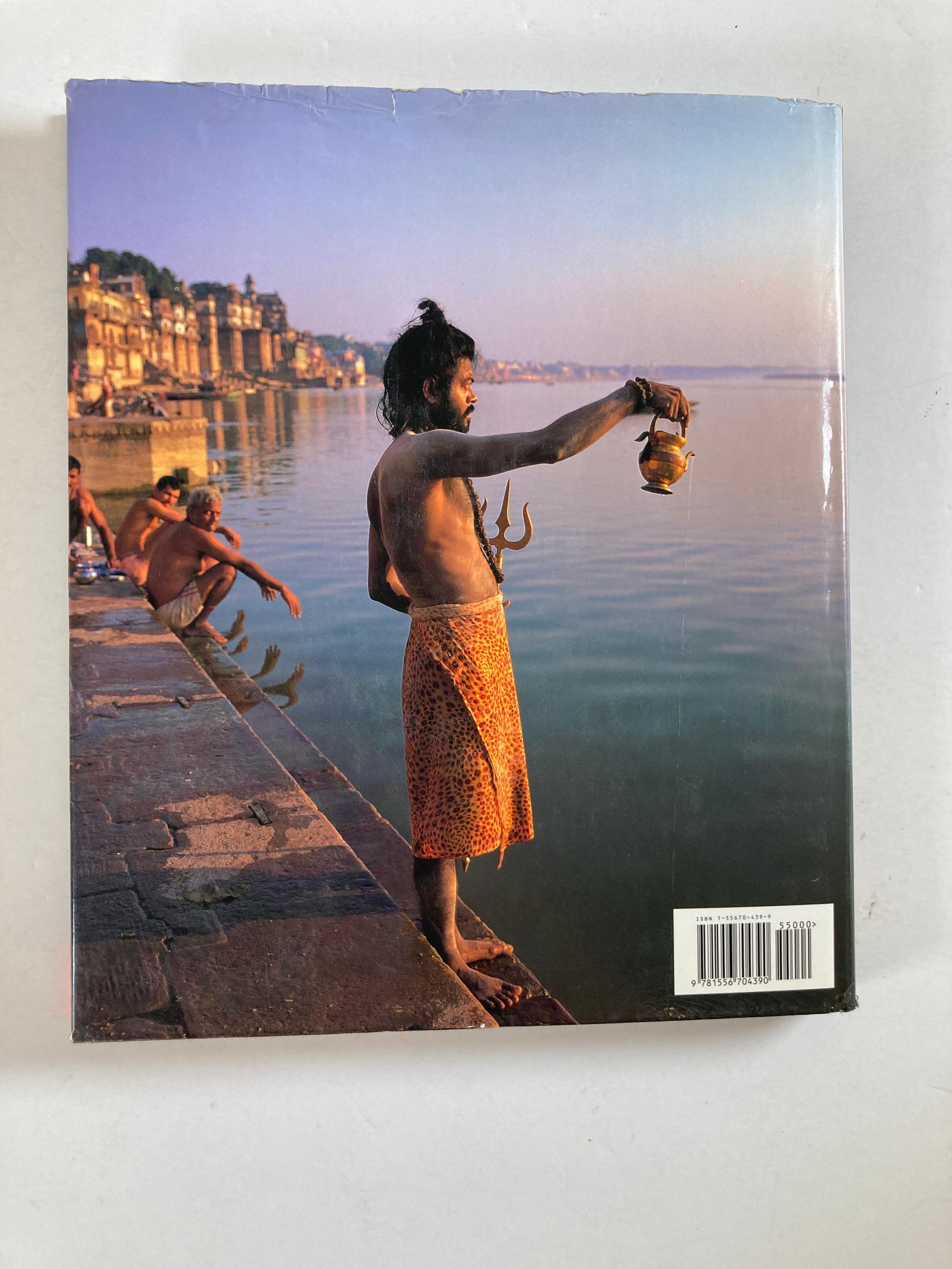 Where Every Breath Is A Prayer Eine fotografische Pilgerreise in Asien, Hardcoverbuch (Agra) im Angebot