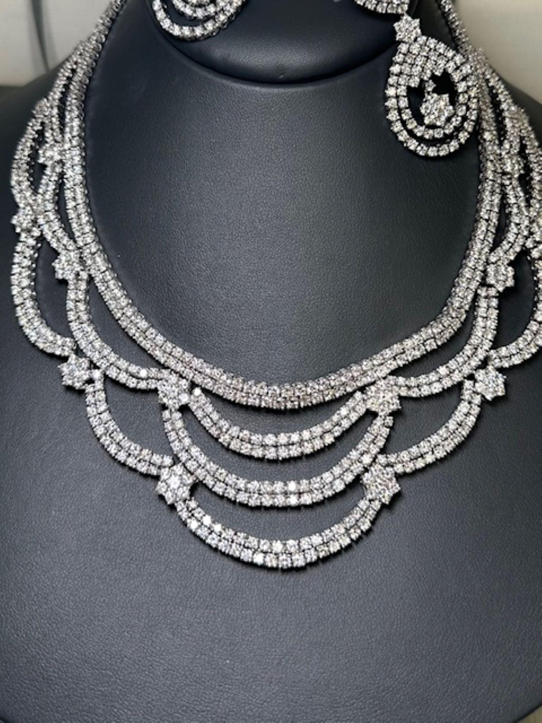 Wo Glamour auf Anmut trifft 
Verdrehen Sie mit diesem exquisiten Diamanten-Halsketten-Set mit 61 Karat rundem Diamanten und kaskadenförmigem Glanz alle Blicke. Das verschlungene Design strahlt Raffinesse aus, während der passende Anhänger den Look