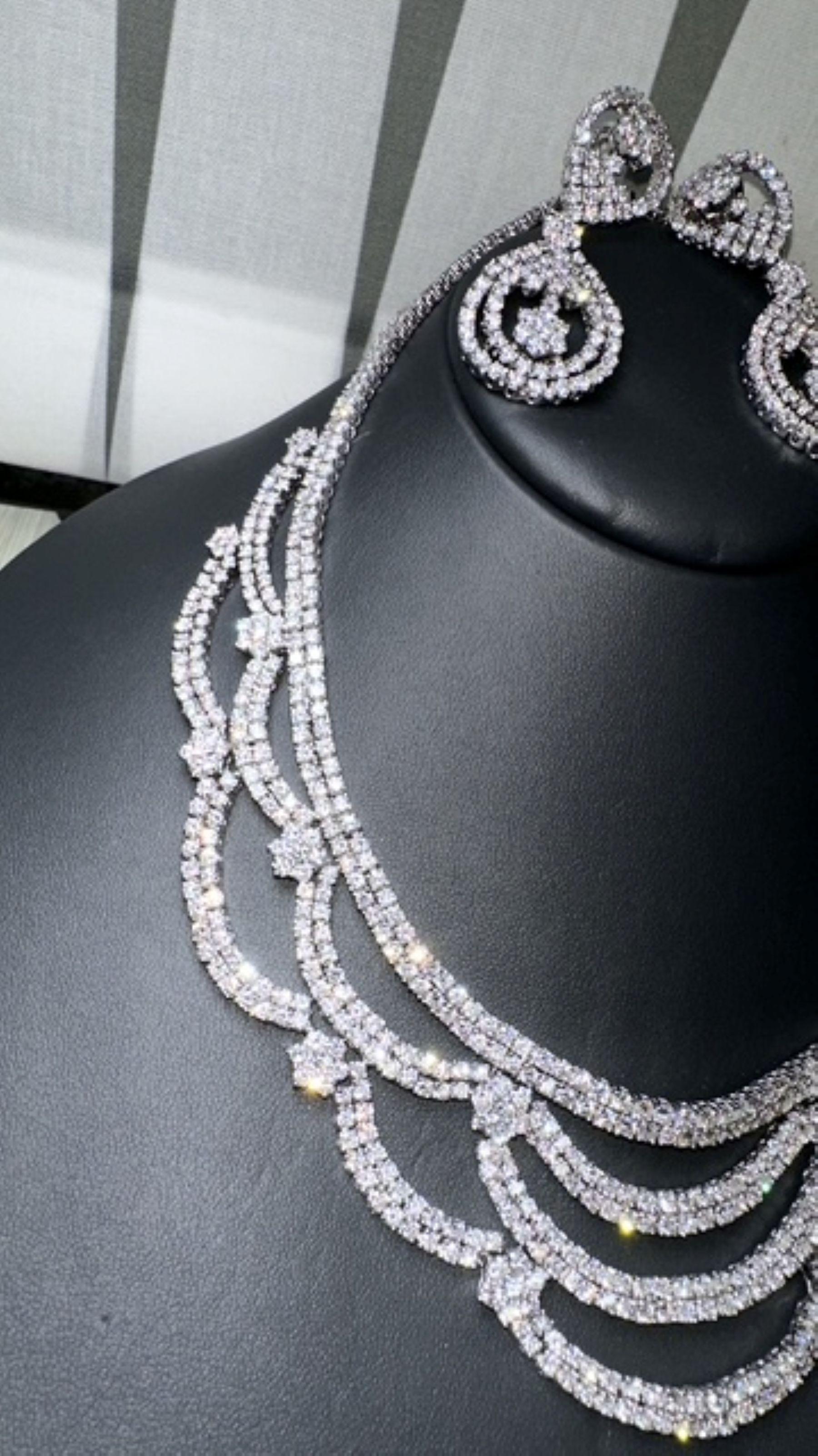 Wo Glamour auf Anmut trifft - 61,00 Karat Diamant-Halsketten (Rundschliff) im Angebot
