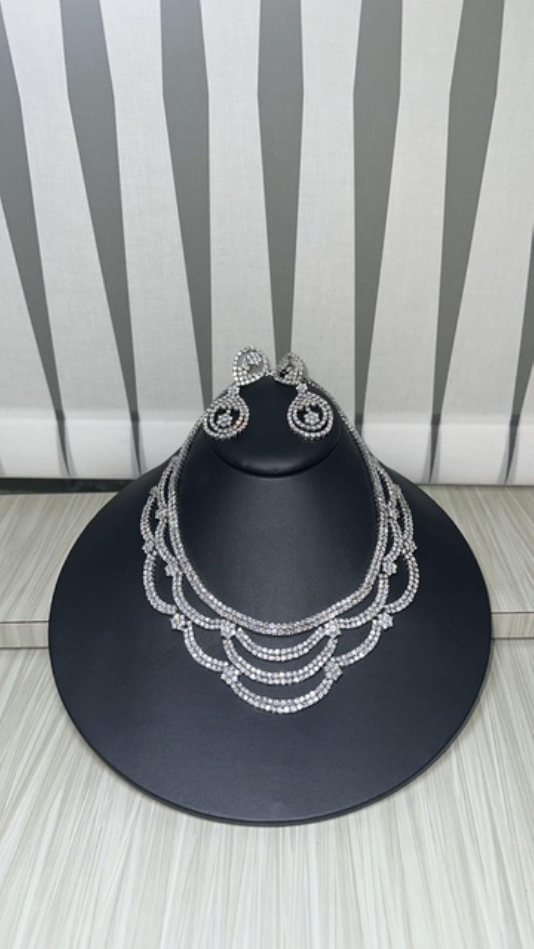 Wo Glamour auf Anmut trifft - 61,00 Karat Diamant-Halsketten im Zustand „Neu“ im Angebot in Miami, FL
