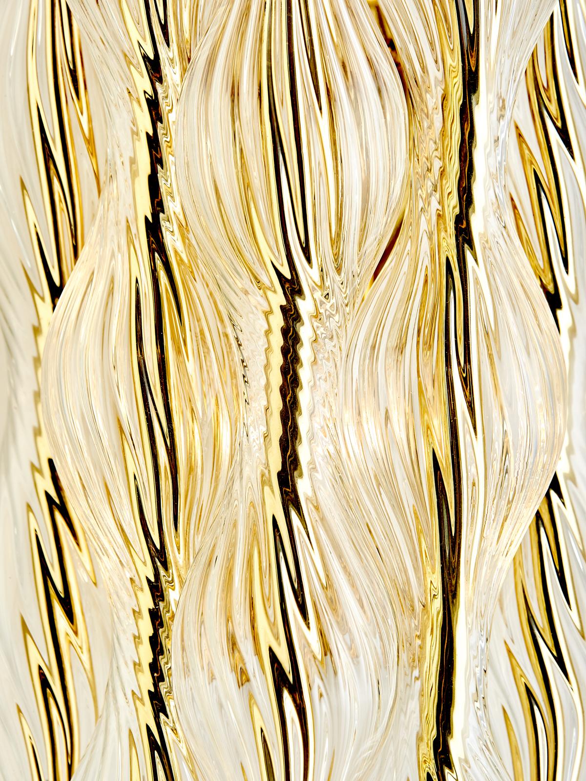 Wherwell Wall Light Sconce, handgefertigtes Massivholz und mundgeblasenes Glas (Britisch) im Angebot