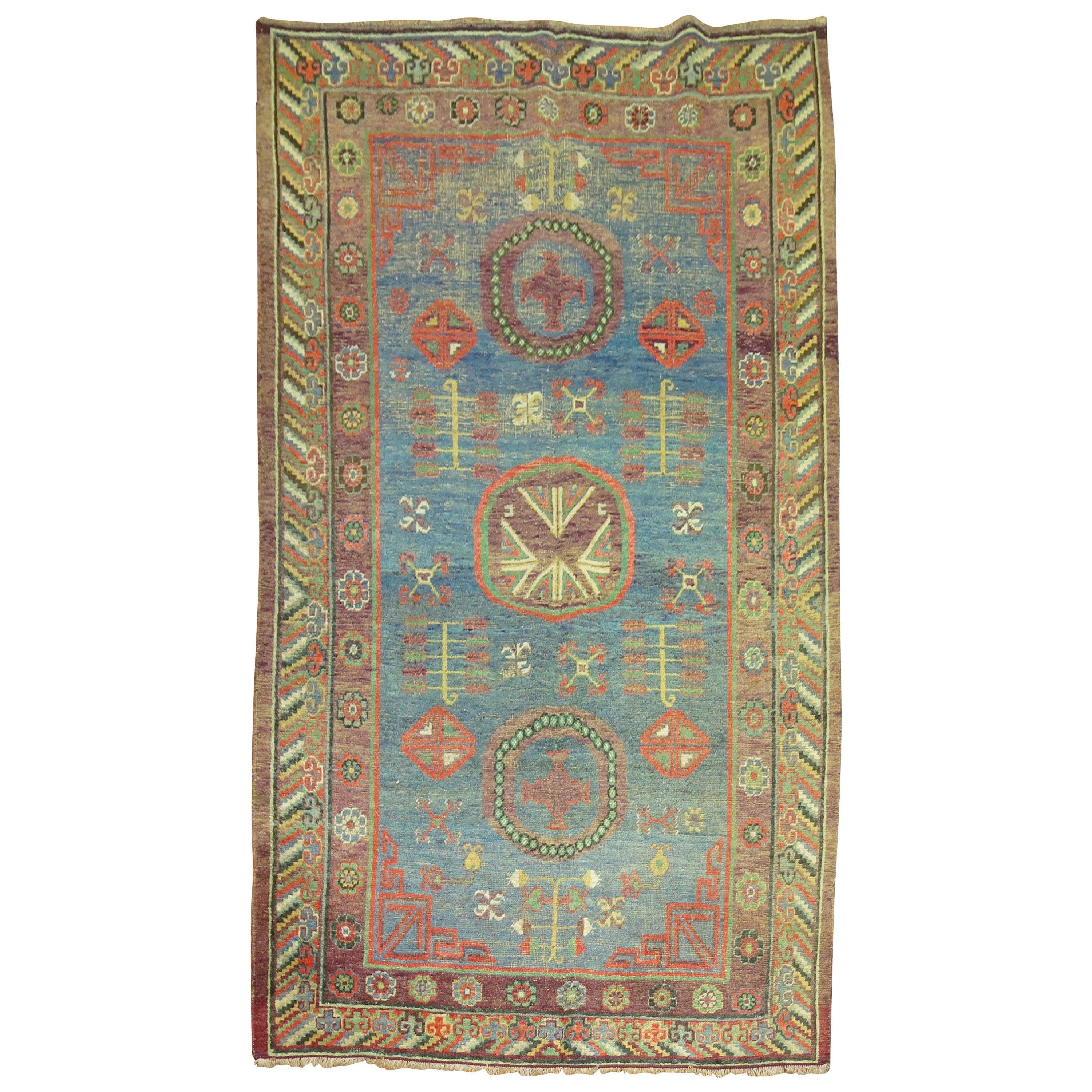 Skurriler blauer antiker Khotan-Teppich aus dem frühen 20. Jahrhundert