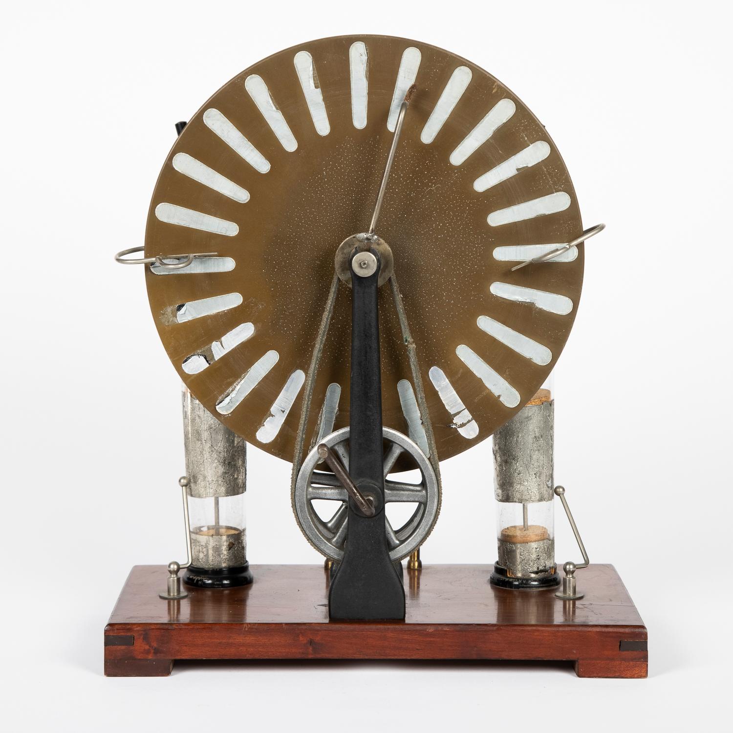 Whimshurst-Maschine von Voltana, Deutschland, um 1920.

Mit Label des Einzelhändlers: Gustave van Begin aus Brüssel - instruments scientifique Gustave van Begin Bruxelles.