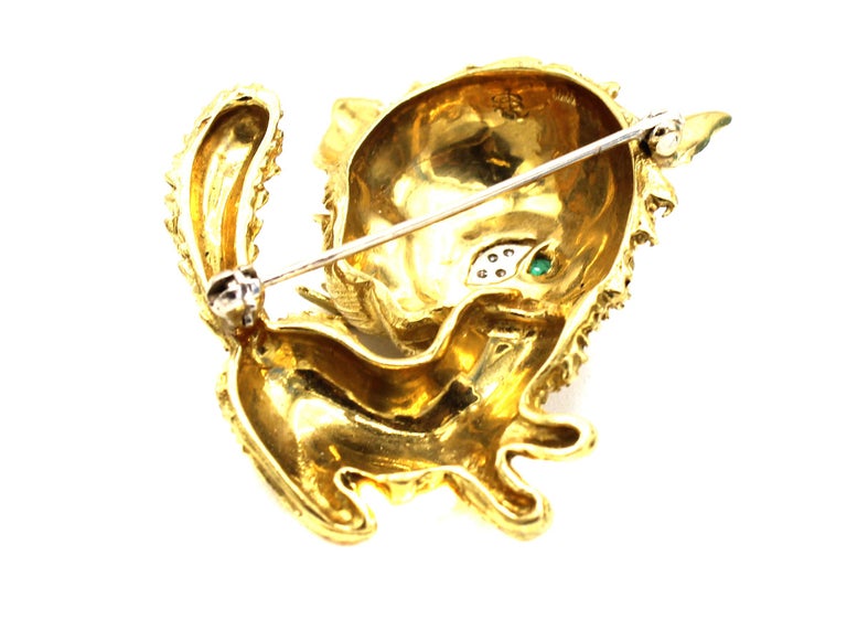 Whimsical 18 Karat Gold Emerald Diamond Kitten Brooch In Excellent Condition For Sale In New York, NY