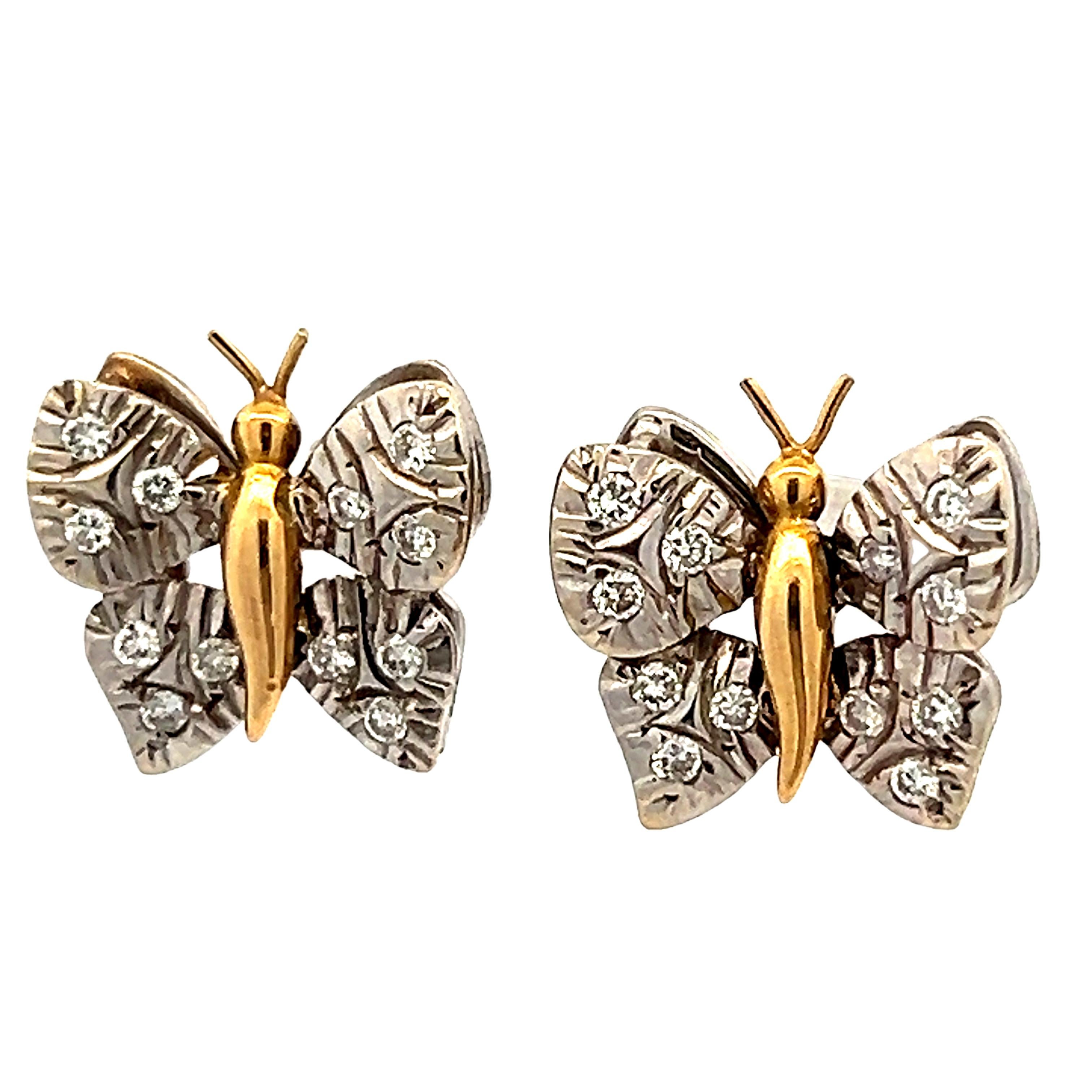 Diese exquisiten Schmetterlingsohrringe aus zweifarbigem 18-karätigem Gold sind eine anmutige Hommage an die Schönheit der Natur. Die aus strukturiertem Weißgold gefertigten Flügel sind mit 24 runden Diamanten im Brillantschliff mit einem