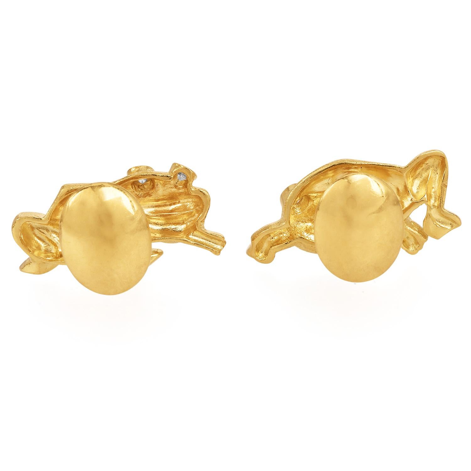 Whimsical 18K Yellow Gold Frog Cufflinks with Diamond Eyes In Excellent Condition For Sale In Miami, FL