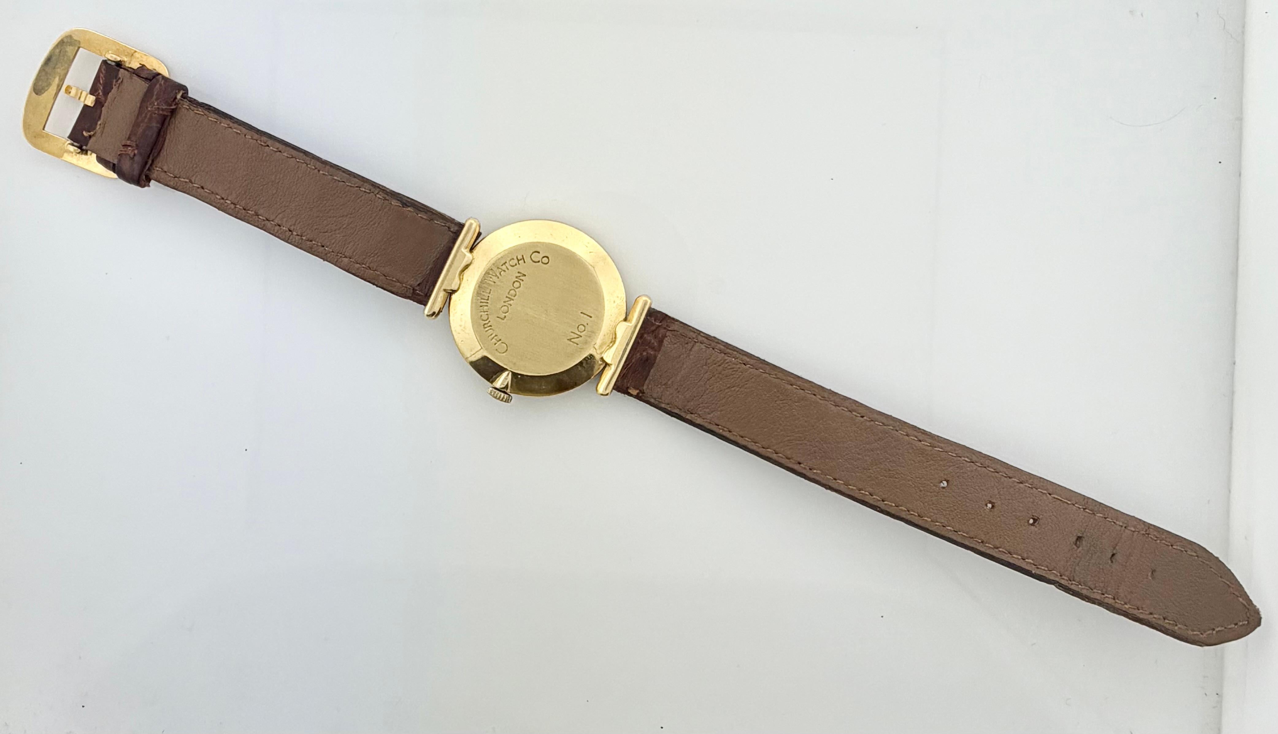 Presentamos un reloj de vestir Churchill London de los años 60, excepcionalmente raro y deliciosamente caprichoso, fabricado en oro amarillo macizo de 18 quilates. Este cautivador diseño presenta una espectacular caja circular con un motivo