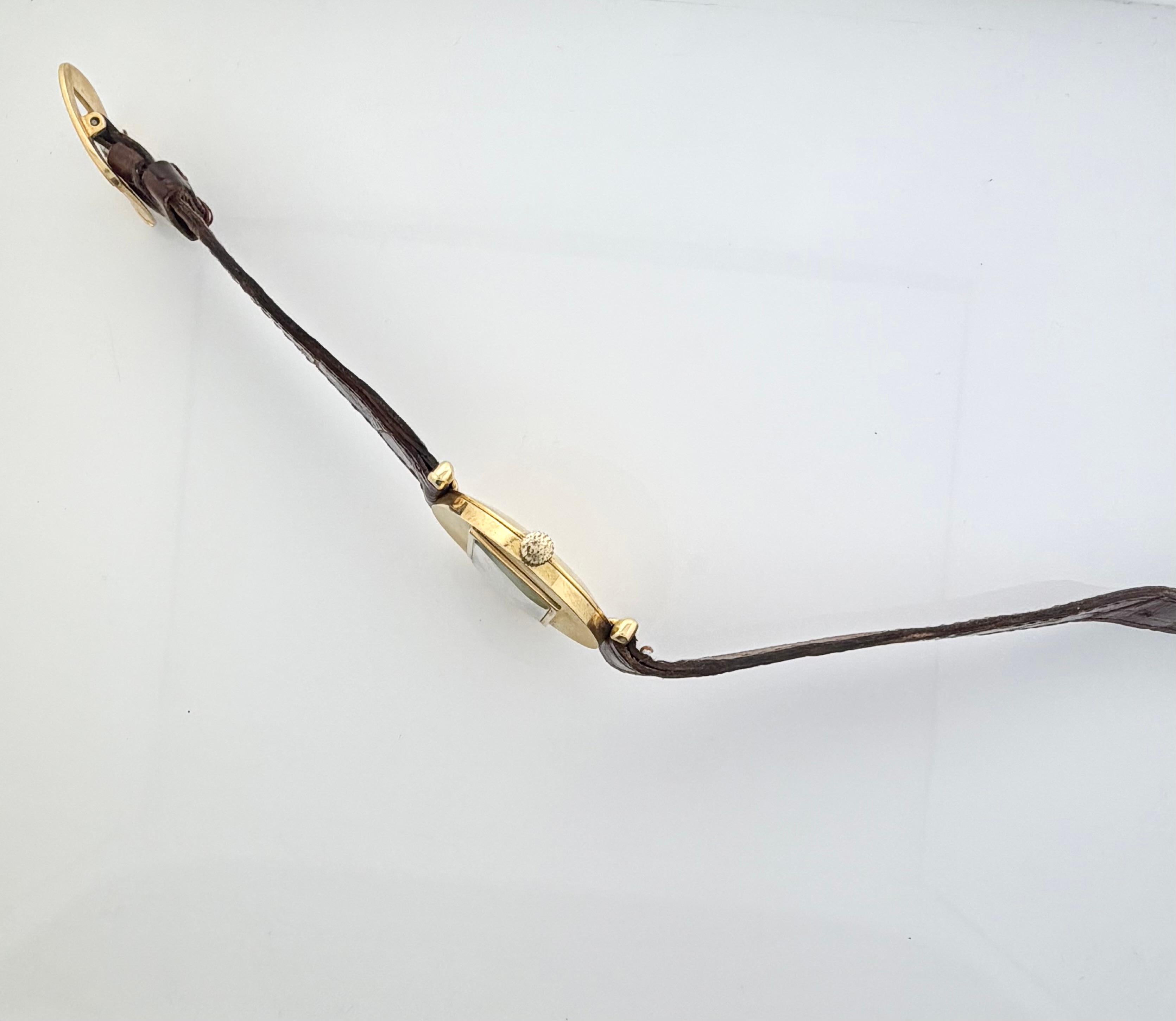 Caprichoso reloj de vestir Churchill London de los años 60 en oro amarillo de 18 quilates Art Decó en venta