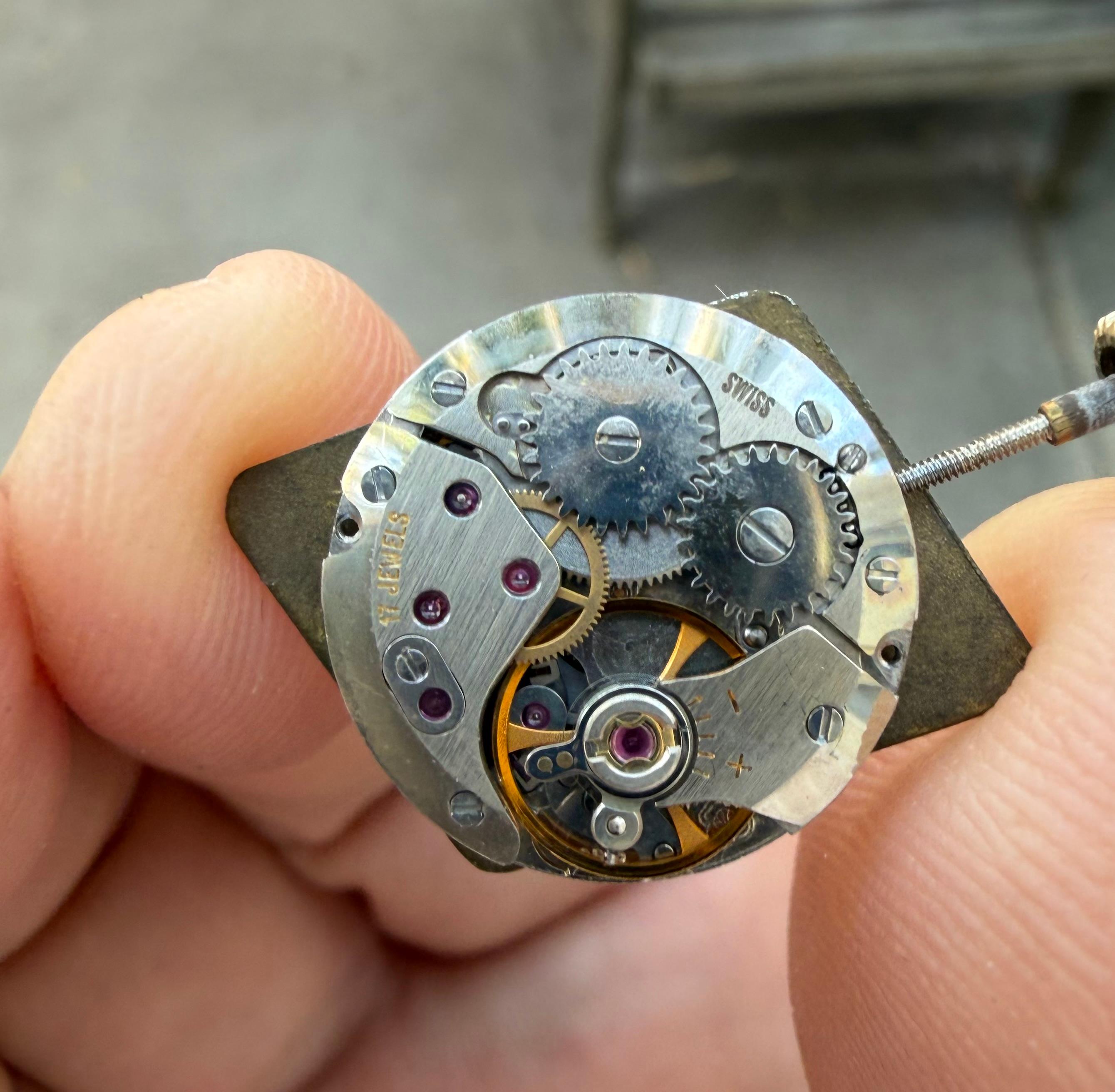 Femenino o masculino Caprichoso reloj de vestir Churchill London de los años 60 en oro amarillo de 18 quilates en venta