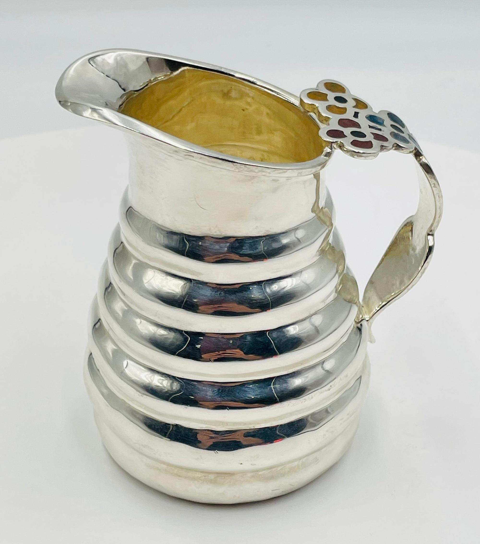 Metà XX secolo Stravagante brocca a forma di ape di Los Castillo del 1960 con intarsio di malachite e argento in vendita