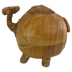 Caprichoso salva-monedas de camello grande de la California Pottery americana de los años 70