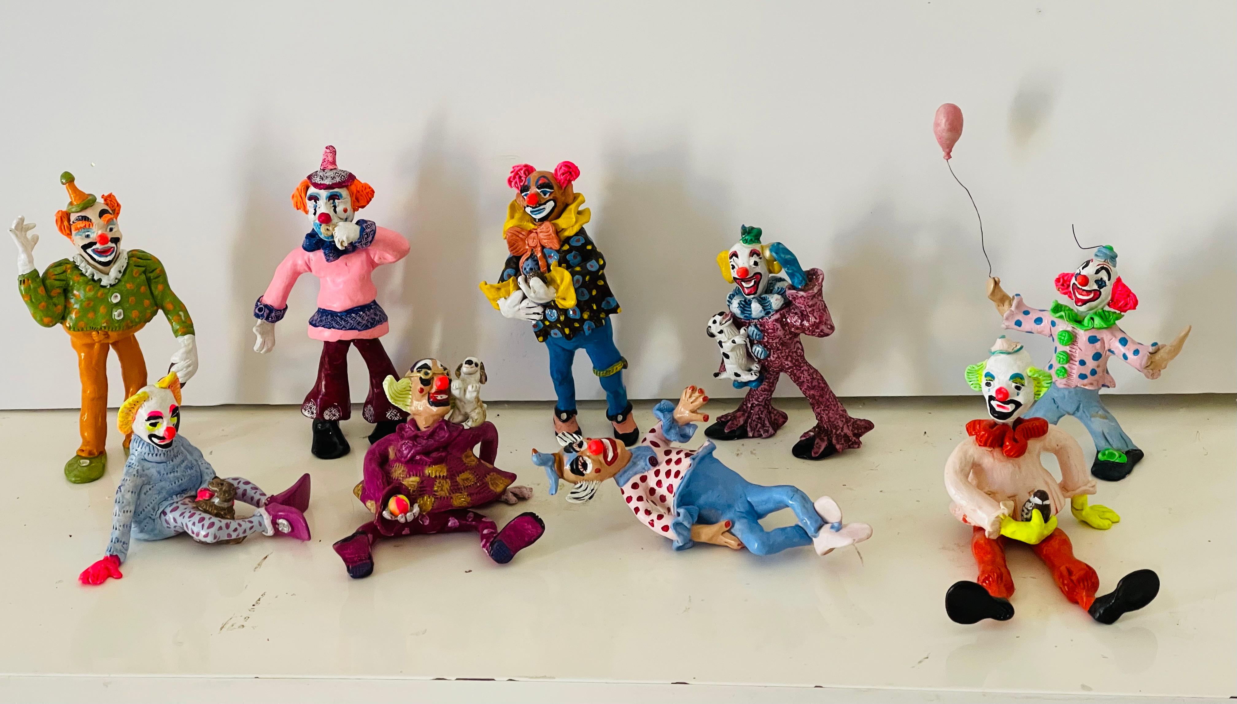 9 statuette di clown da circo uniche, scolpite e dipinte a mano. Un grande reperto da collezione.