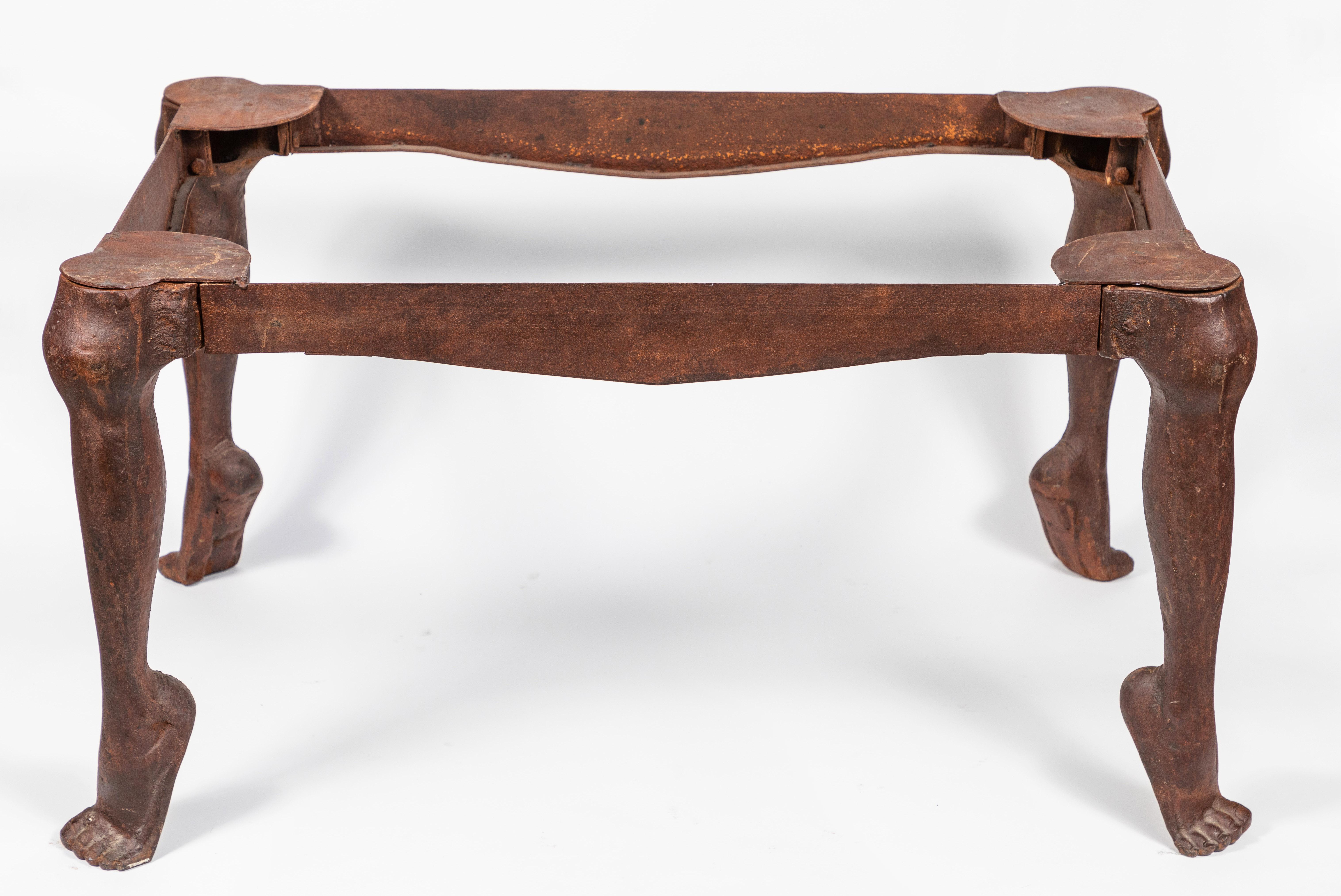 Fantastique table en métal dans le style de Salvador Dali, avec des pieds et des jambes sculptés en métal. Le prix est celui de la table uniquement, mais un plateau en verre ou en pierre peut être commandé sur mesure.