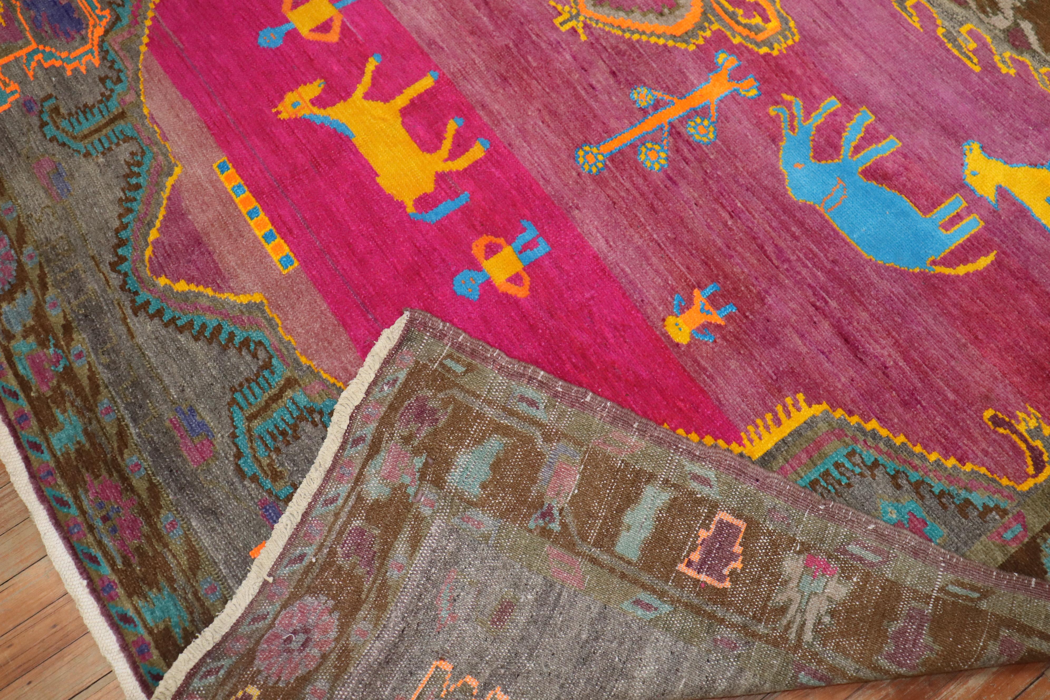 Tapis turc figuratif avec animaux et personnages humains fantaisistes en vente 6