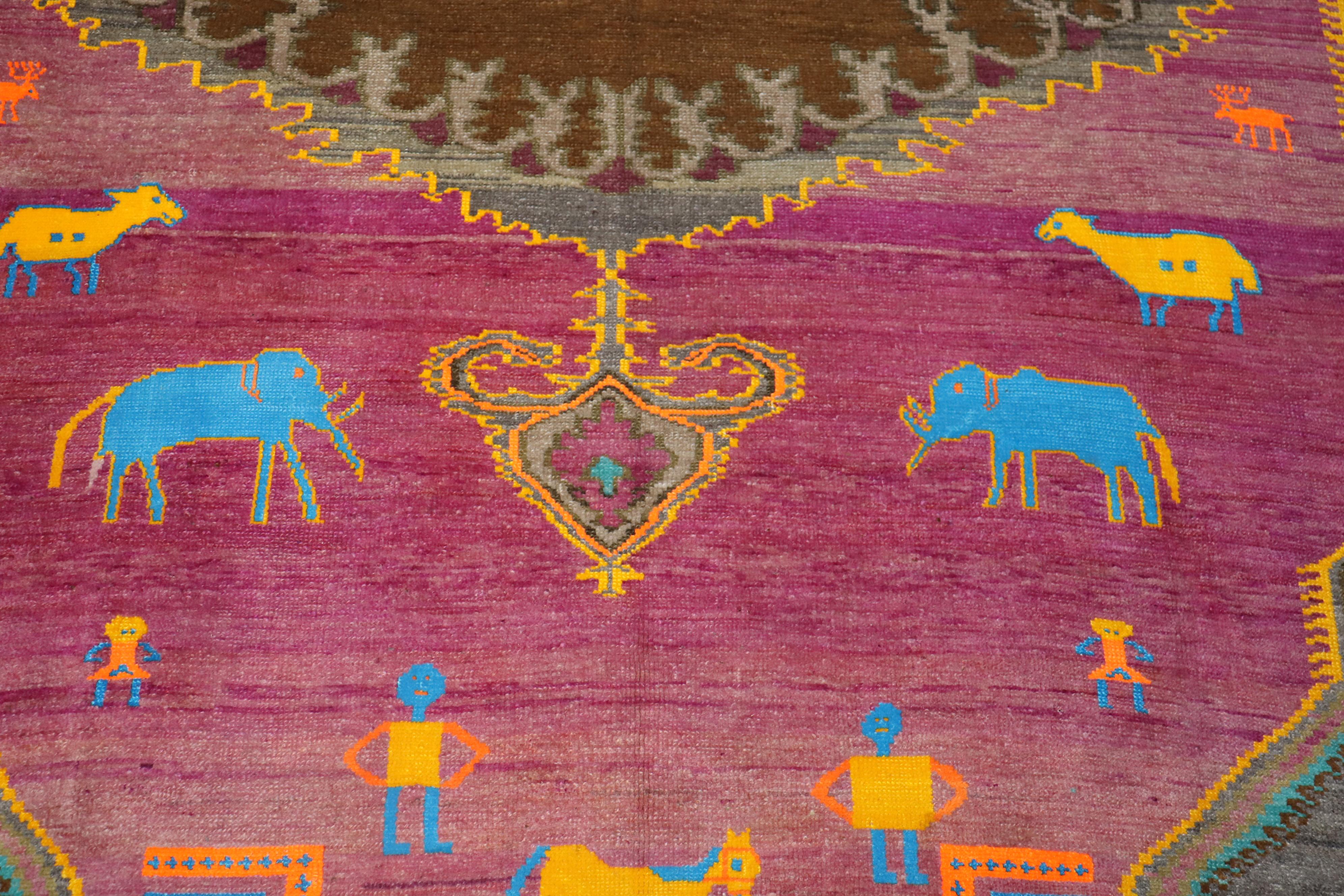Einzigartiges skurriles türkisches Tier-Mensch-Figur-Motiv auf fuchsiafarbenem Grund. Dieser Teppich stammt aus der Mitte des 20. Jahrhunderts. Elefanten, Pferde und Menschen schweben in lebhaftem Gelb und leuchtendem Blau über das Feld.
Ein