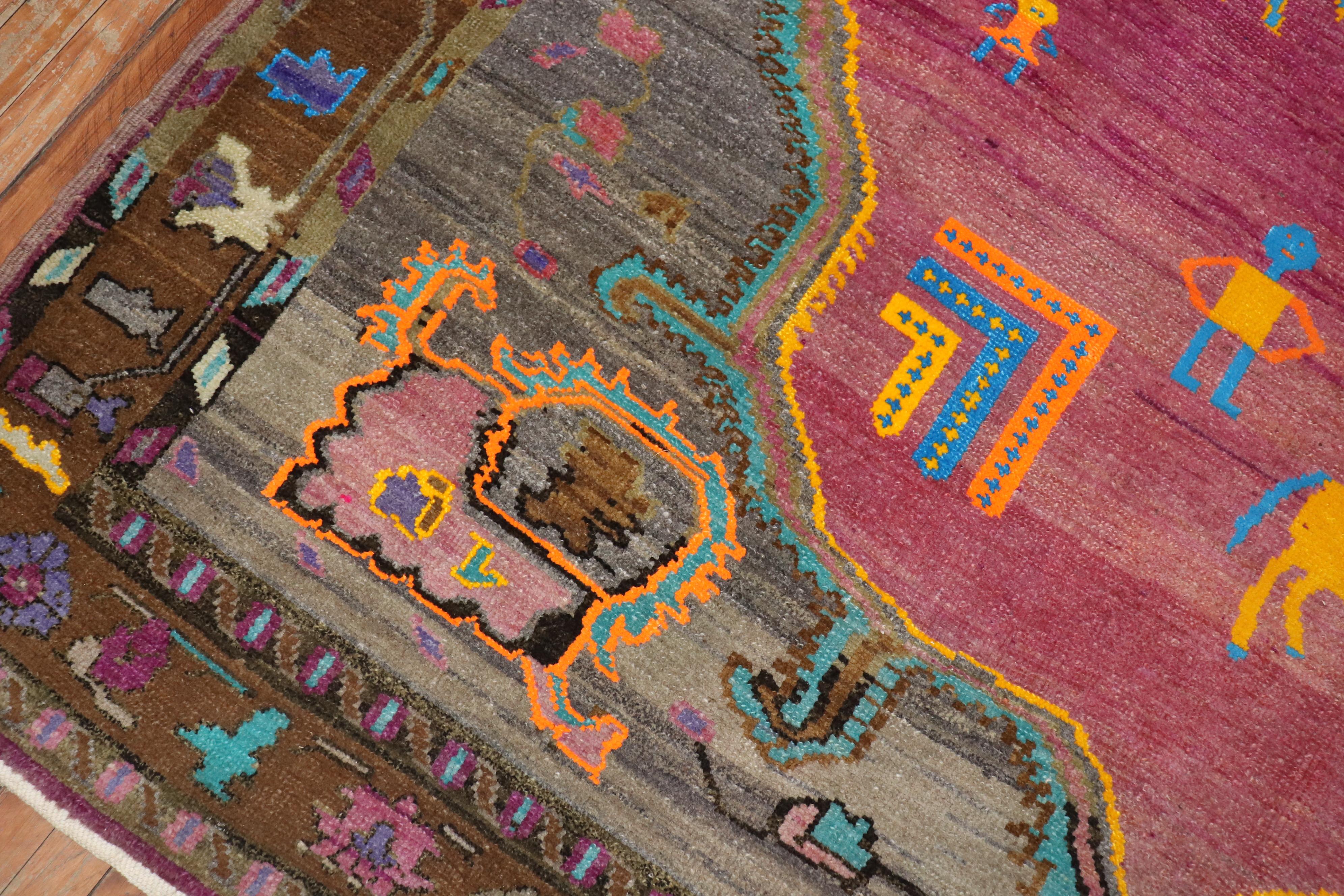 Artisanat Tapis turc figuratif avec animaux et personnages humains fantaisistes en vente