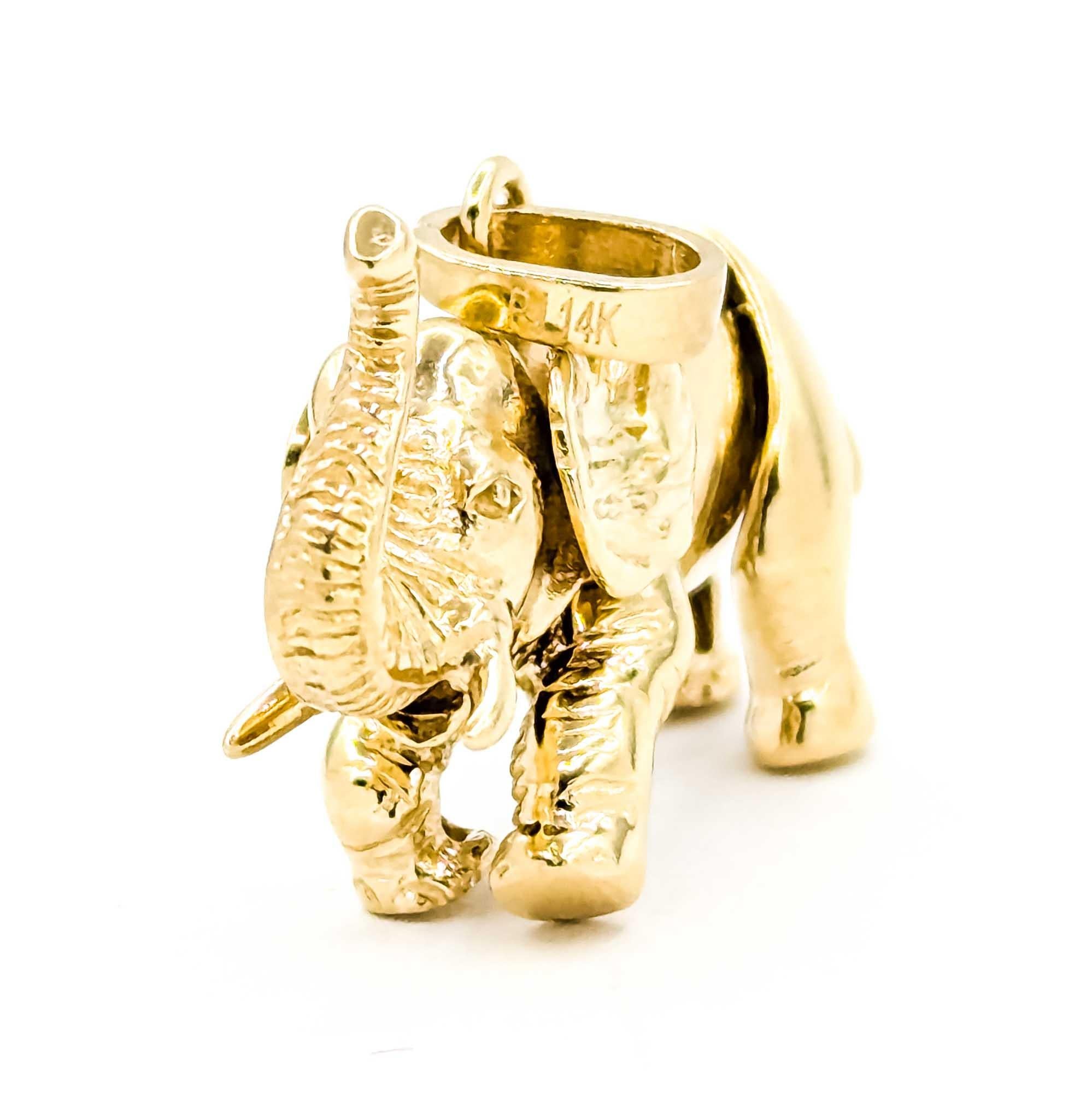 Ce charmant pendentif en or jaune 14 carats est conçu sous la forme d'un éléphant dont les parties mobiles articulées lui confèrent un caractère réaliste et un mouvement enjoué. L'artisanat détaillé capture la trompe, les oreilles et le corps de