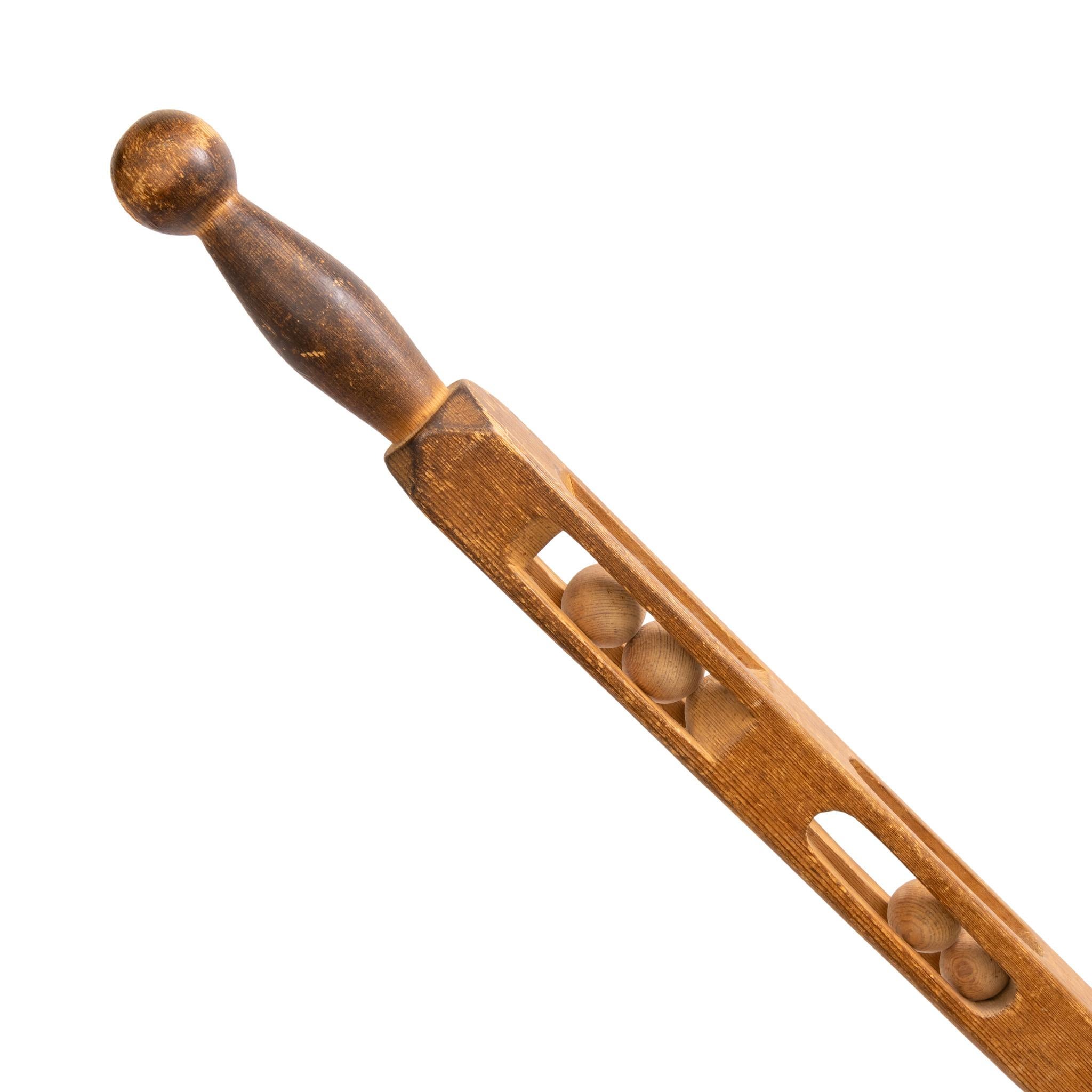 Bâton de marche fantaisiste en forme de boule et de cage, sculpté en sapin. Patine d'usage sur la poignée. Collectional sur la réserve Lakota Sioux Pineridge. 41