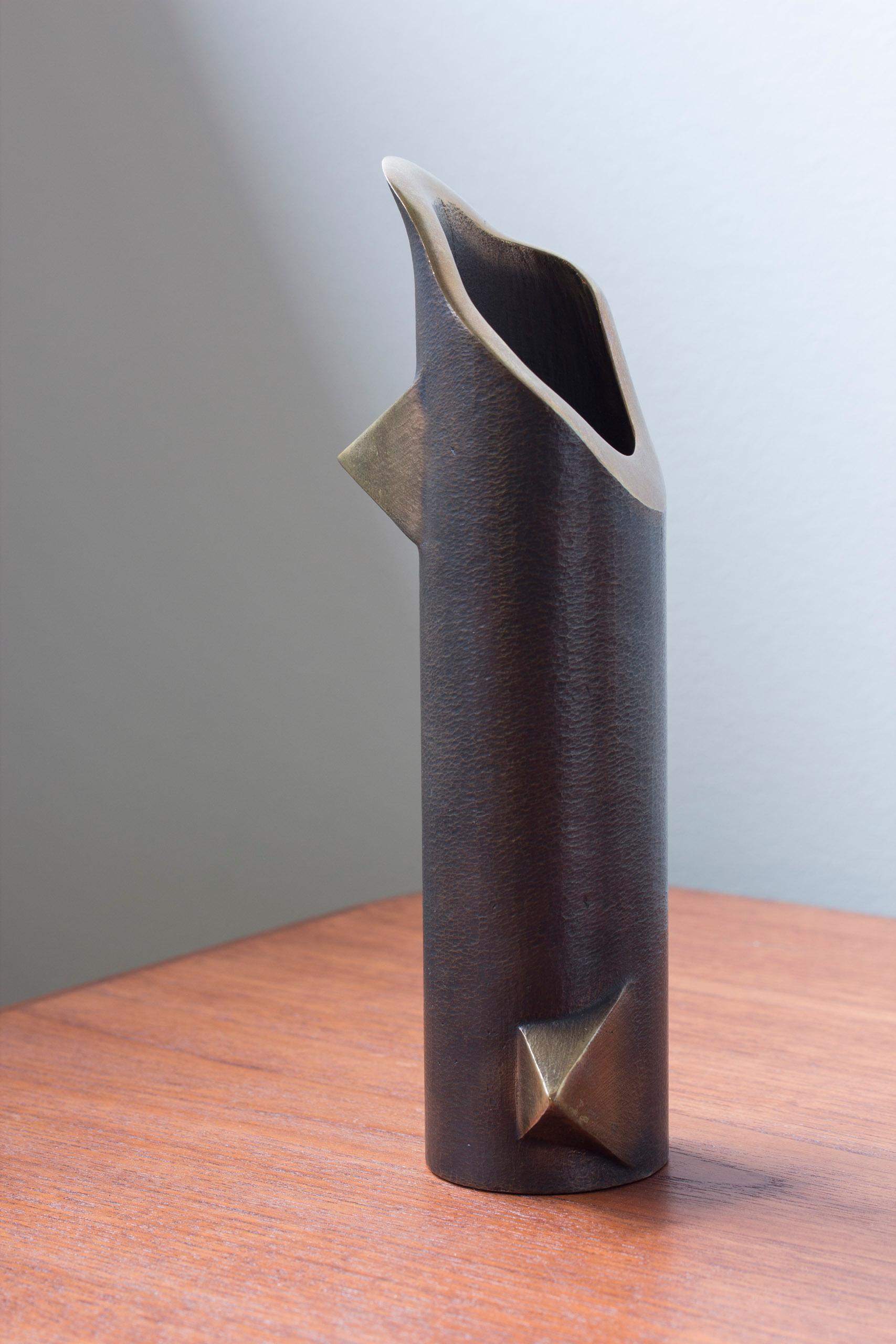 Vase en bronze lourd produit en Suède par Ekbergs dans les années 1960-70. Design/One fantaisiste et original avec une ouverture biomorphique et des 