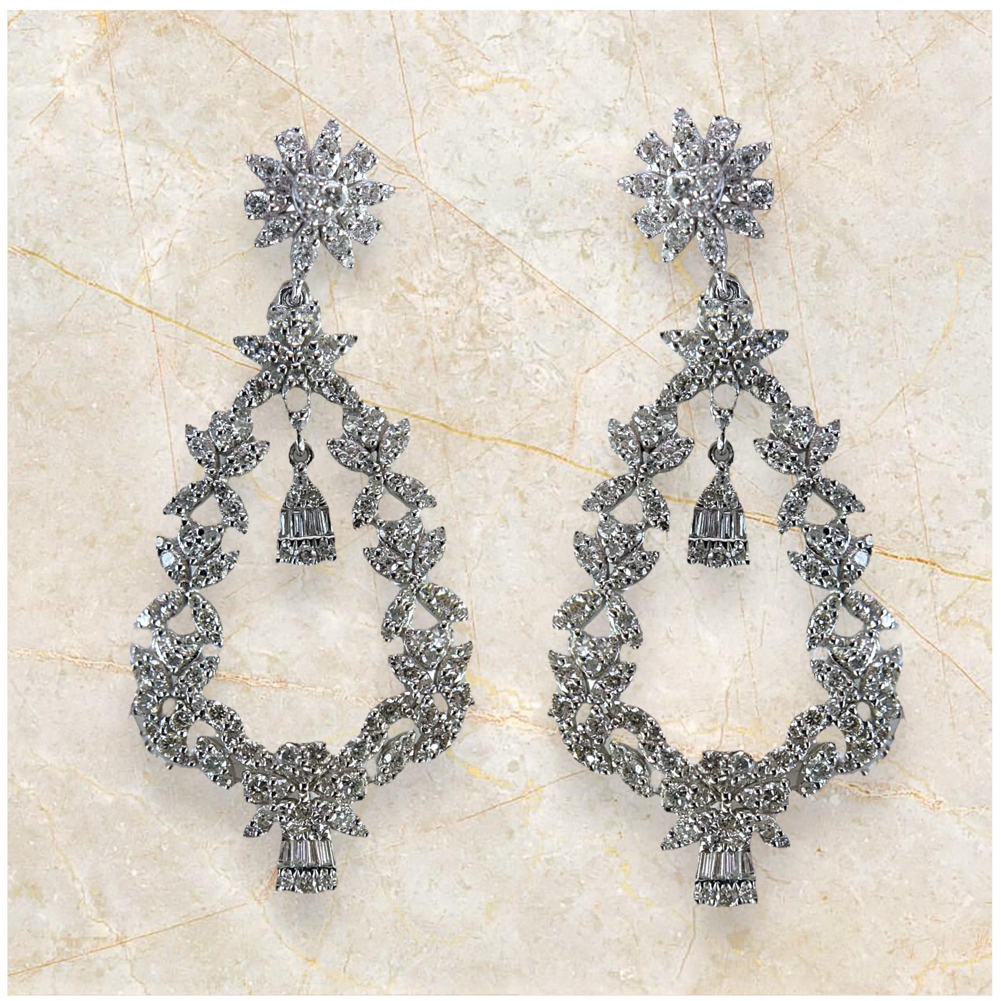 Abbraccia la bellezza della natura con questi incantevoli orecchini in oro bianco 14K ornati da delicati motivi di fiori e alberi, impreziositi da diamanti scintillanti. Questi orecchini, che si ispirano alla grazia dei giardini botanici, combinano