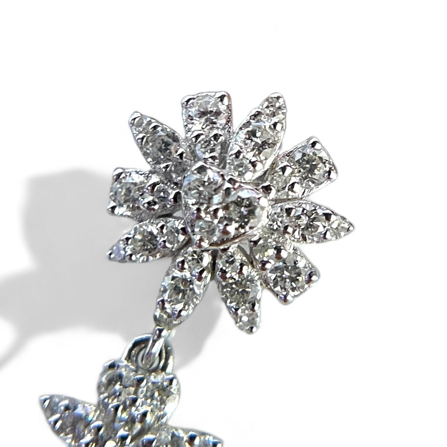 Taglio misto Whiting Bloom: orecchini con diamanti a forma di fiore e albero in oro bianco 14K in vendita