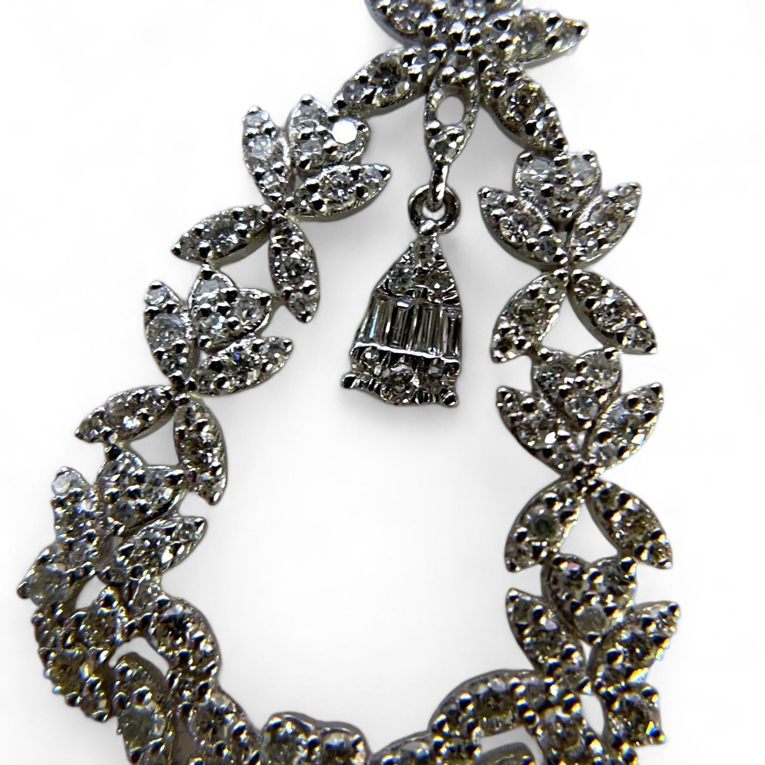 Whiting Bloom: orecchini con diamanti a forma di fiore e albero in oro bianco 14K In condizioni ottime in vendita a New York, NY