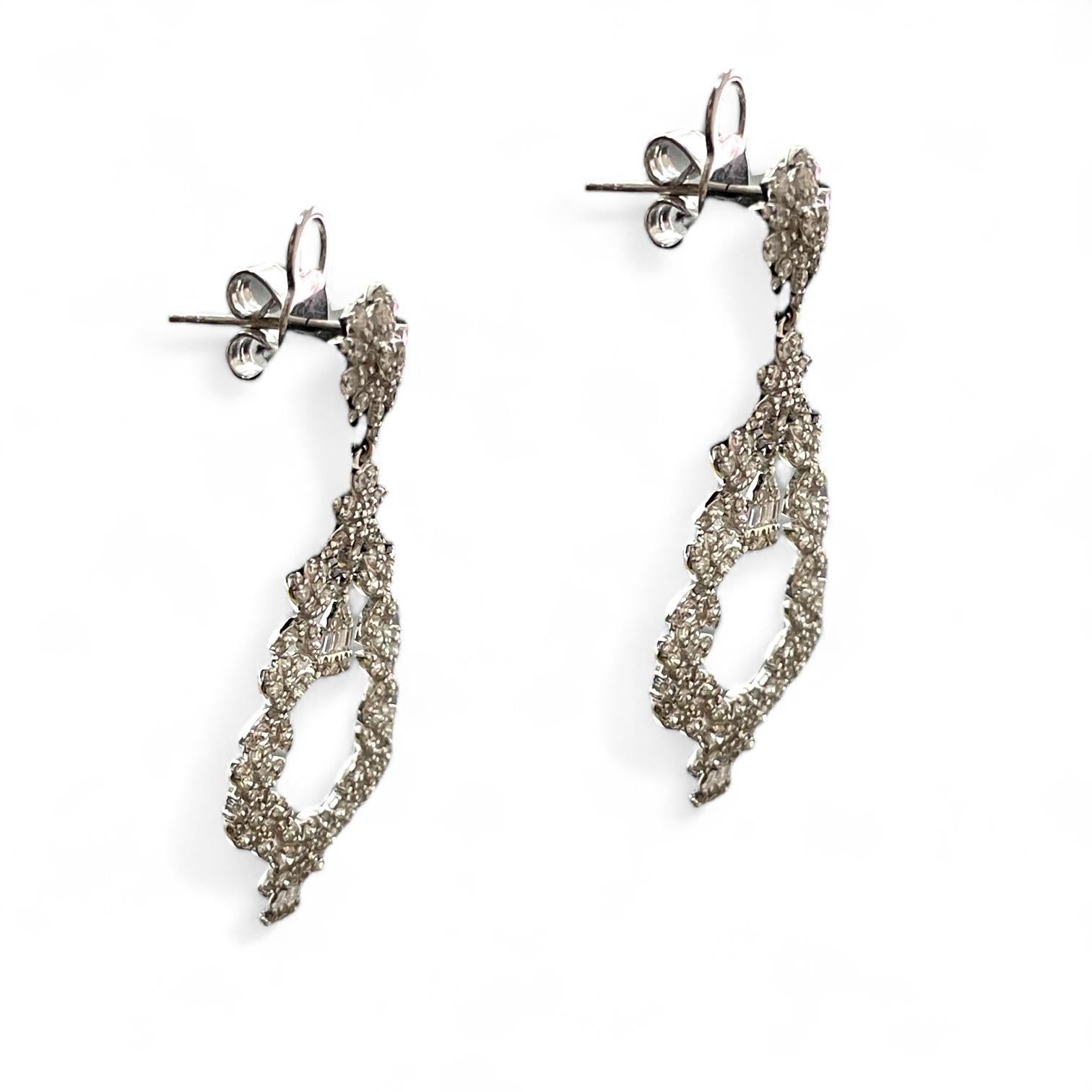 Donna Whiting Bloom: orecchini con diamanti a forma di fiore e albero in oro bianco 14K in vendita