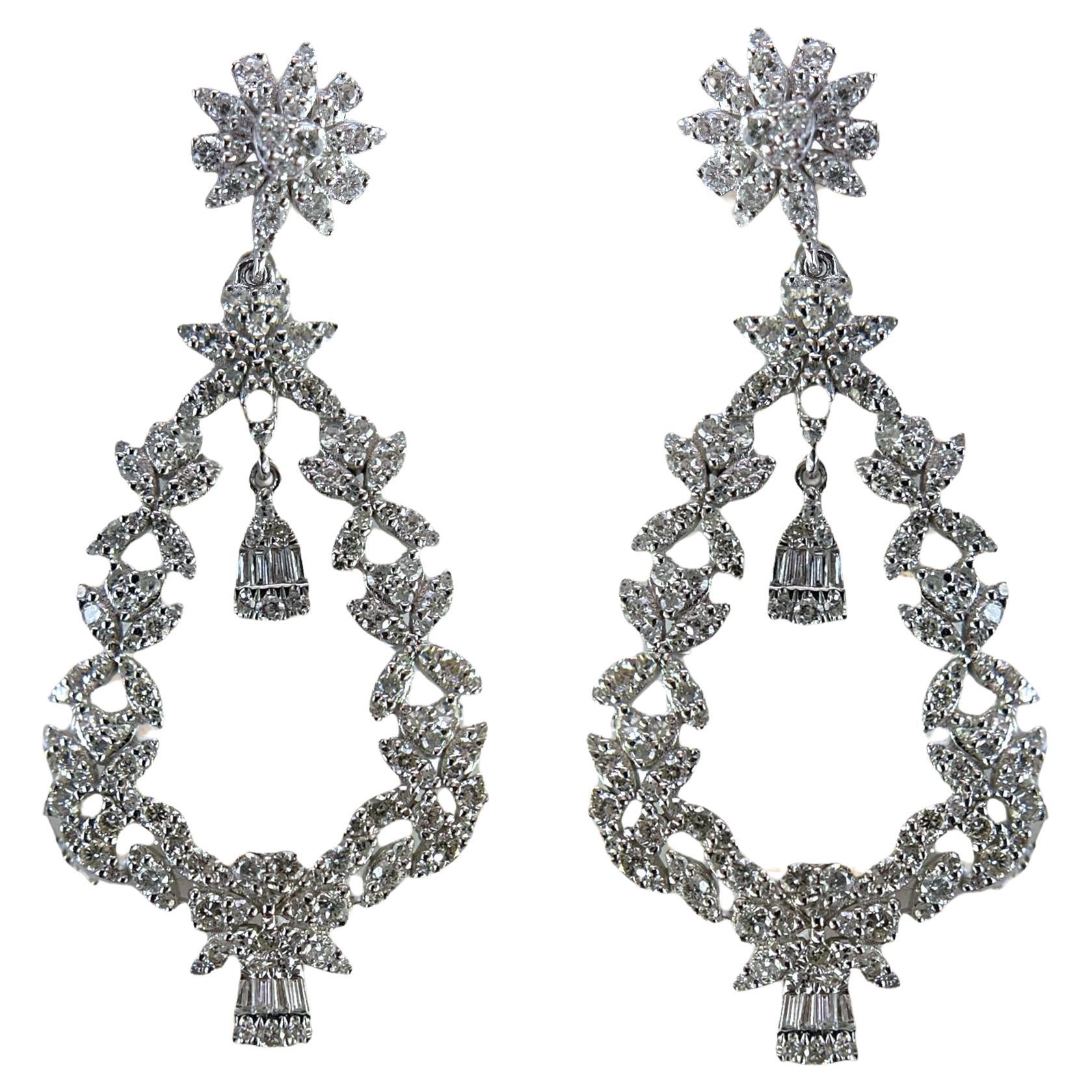 Whiting Bloom: orecchini con diamanti a forma di fiore e albero in oro bianco 14K in vendita