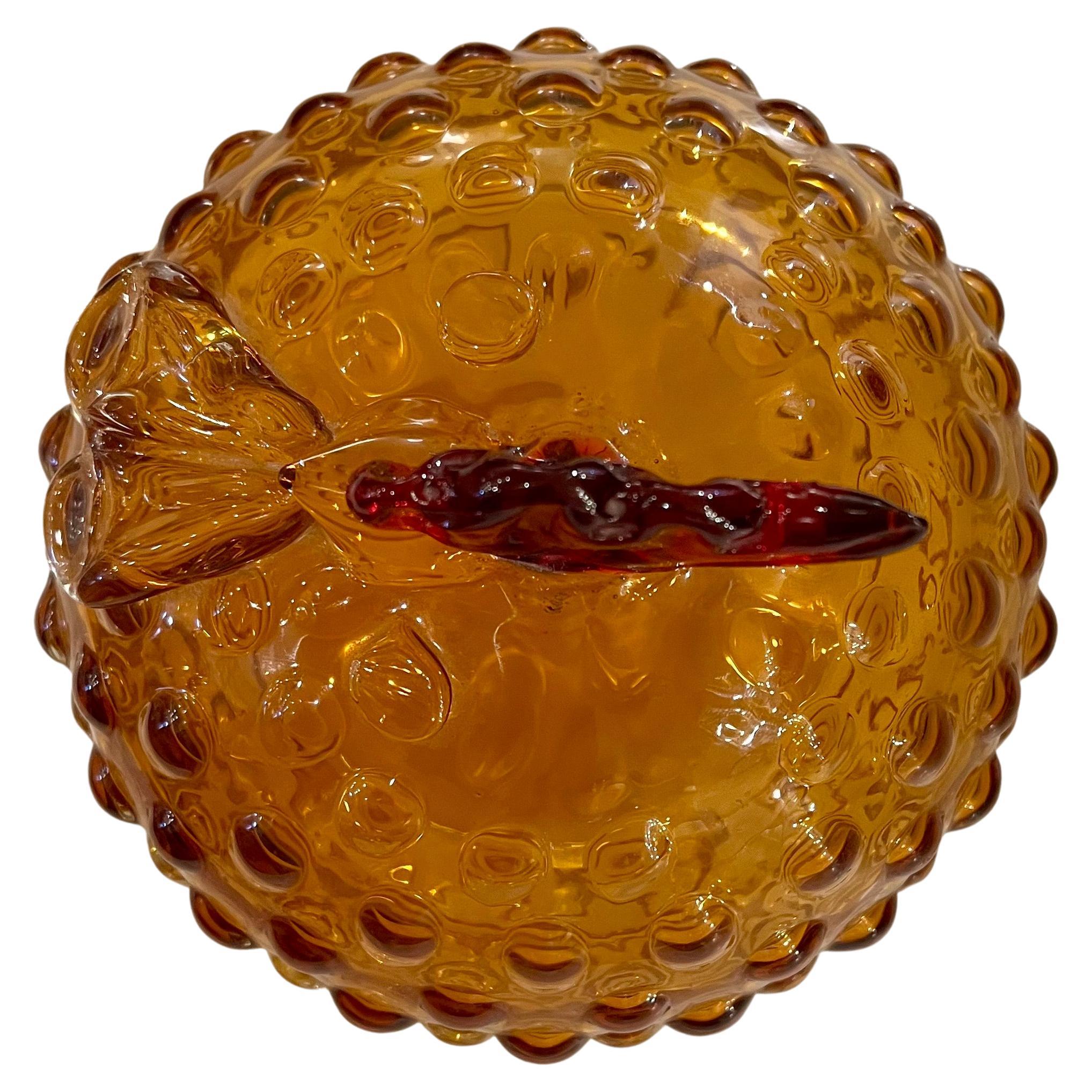 Caprichosa escultura de gallo de cristal en ámbar y rojo cuerpo de burbuja de cristal soplado muy chula y única, circa años 70.
